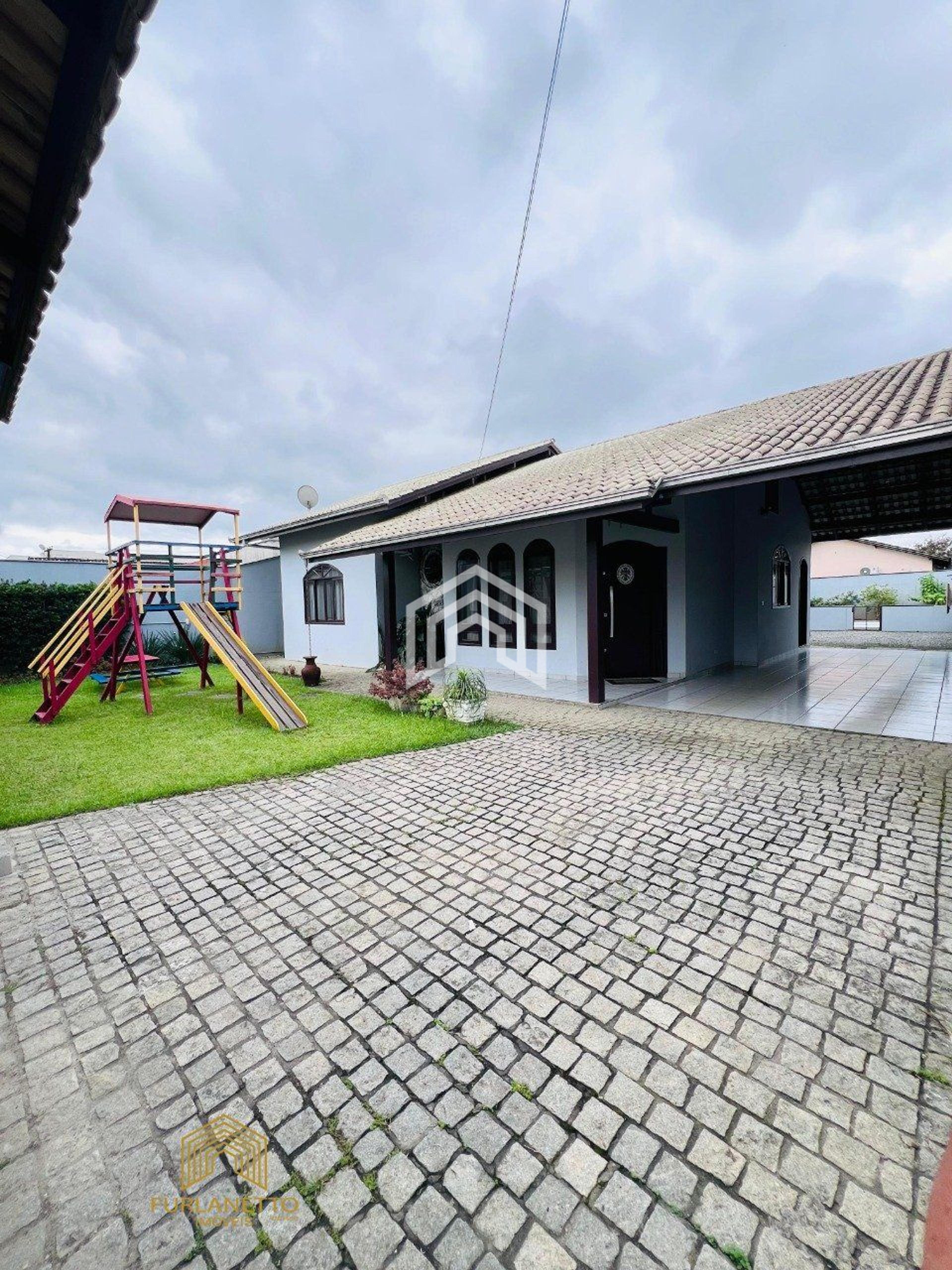Ampla casa averbada com piscina no bairro Fátima