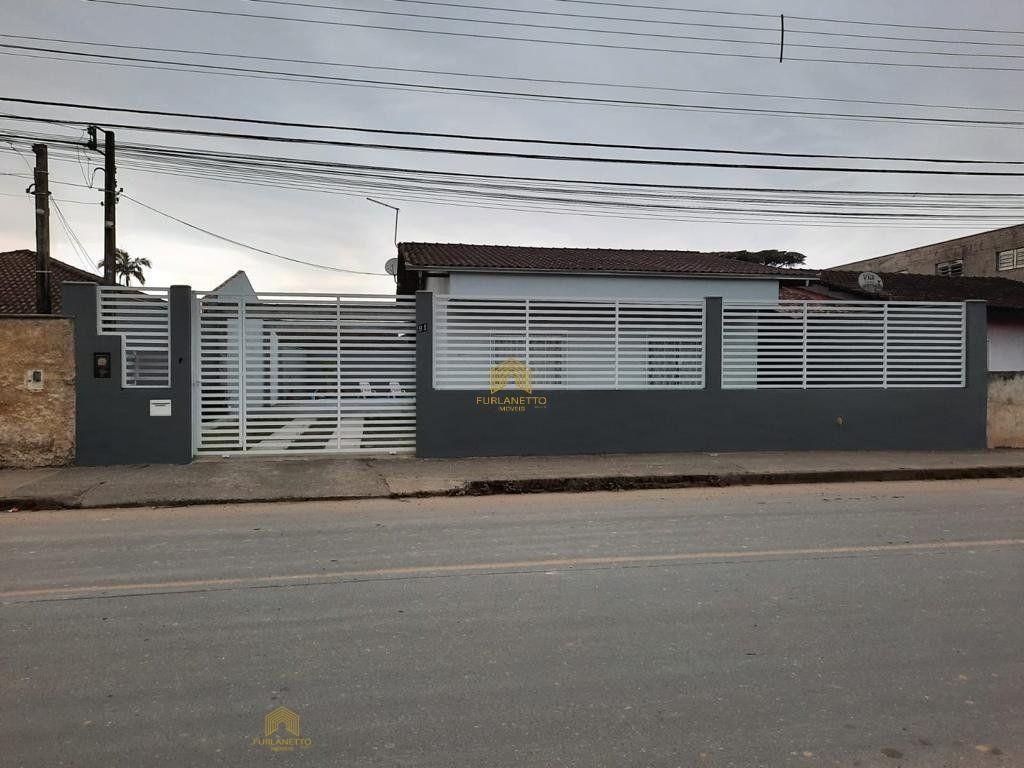 Linda residência no bairro Petrópolis com piscina