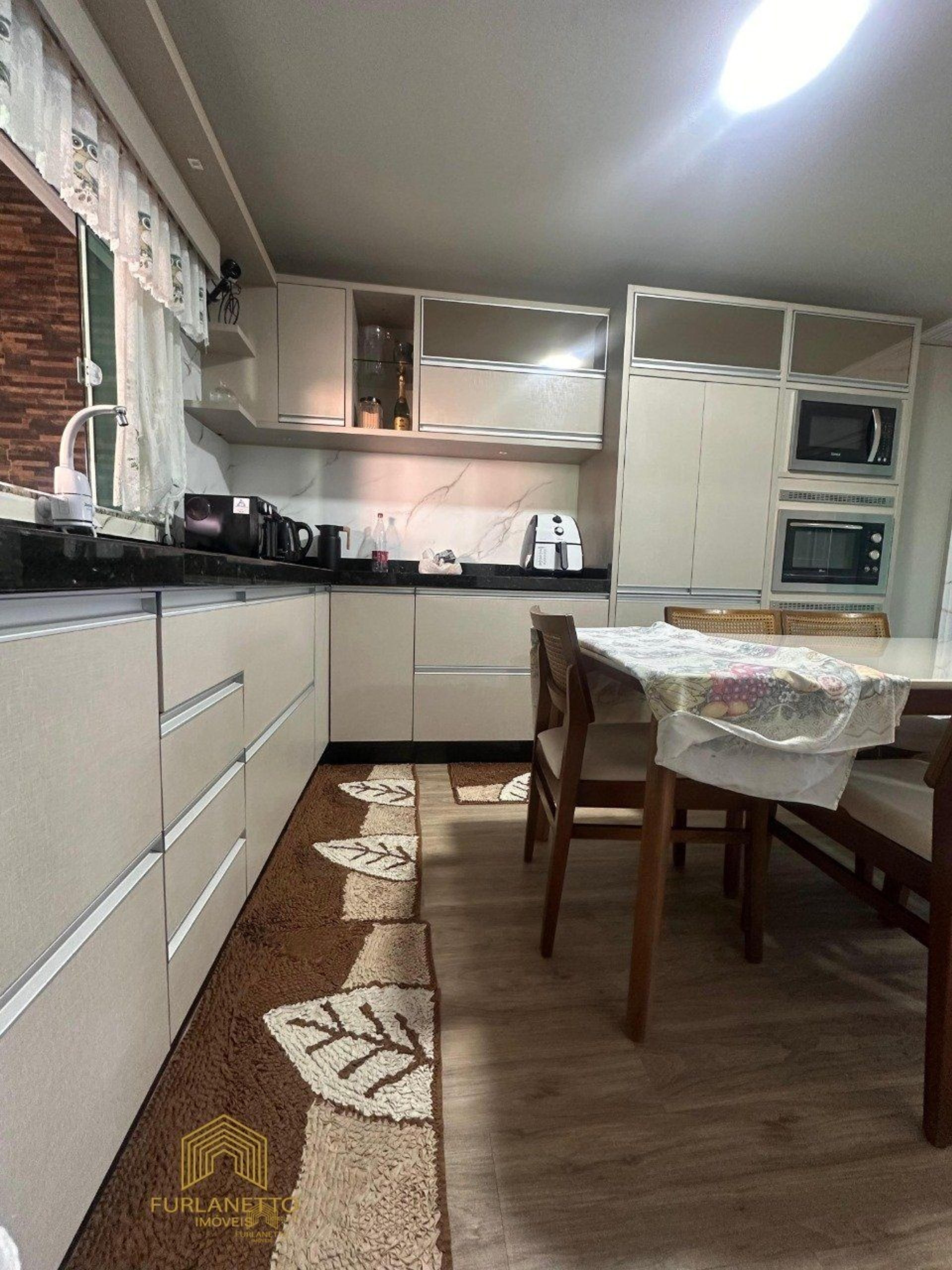 Linda Residência no bairro Iririú — foto 4
