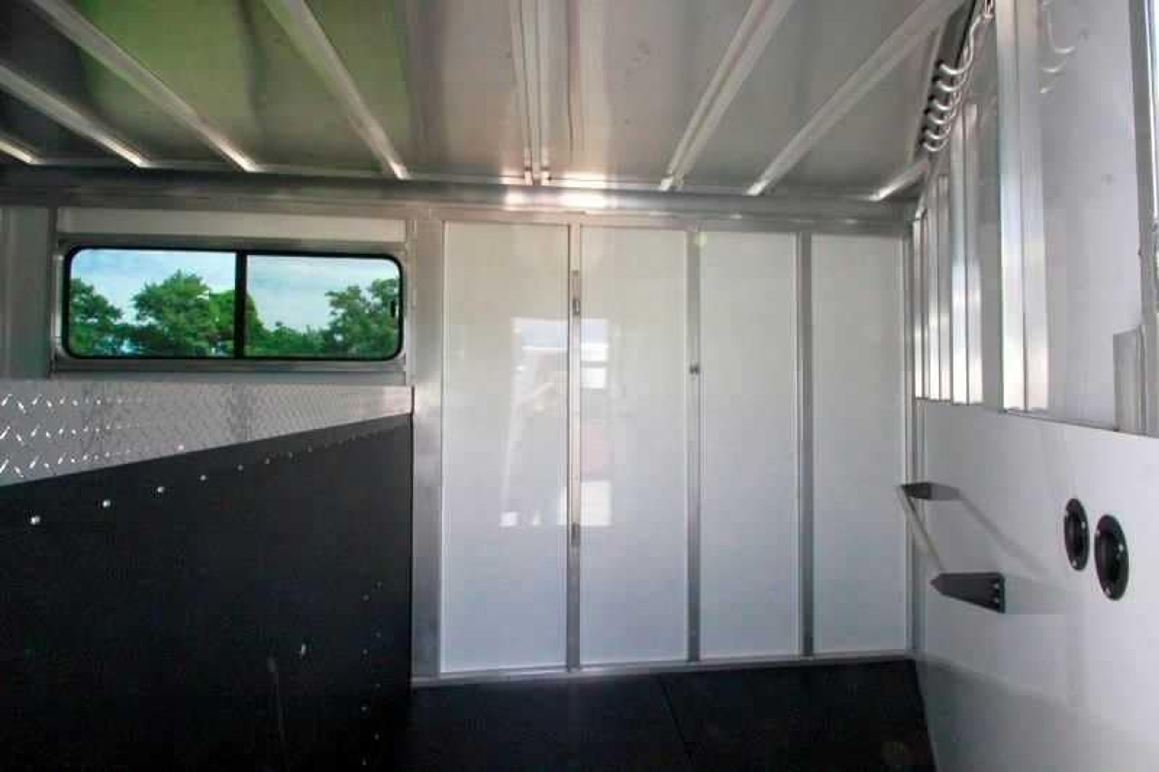 2016 Sundowner 3 Horse Gooseneck — view 8