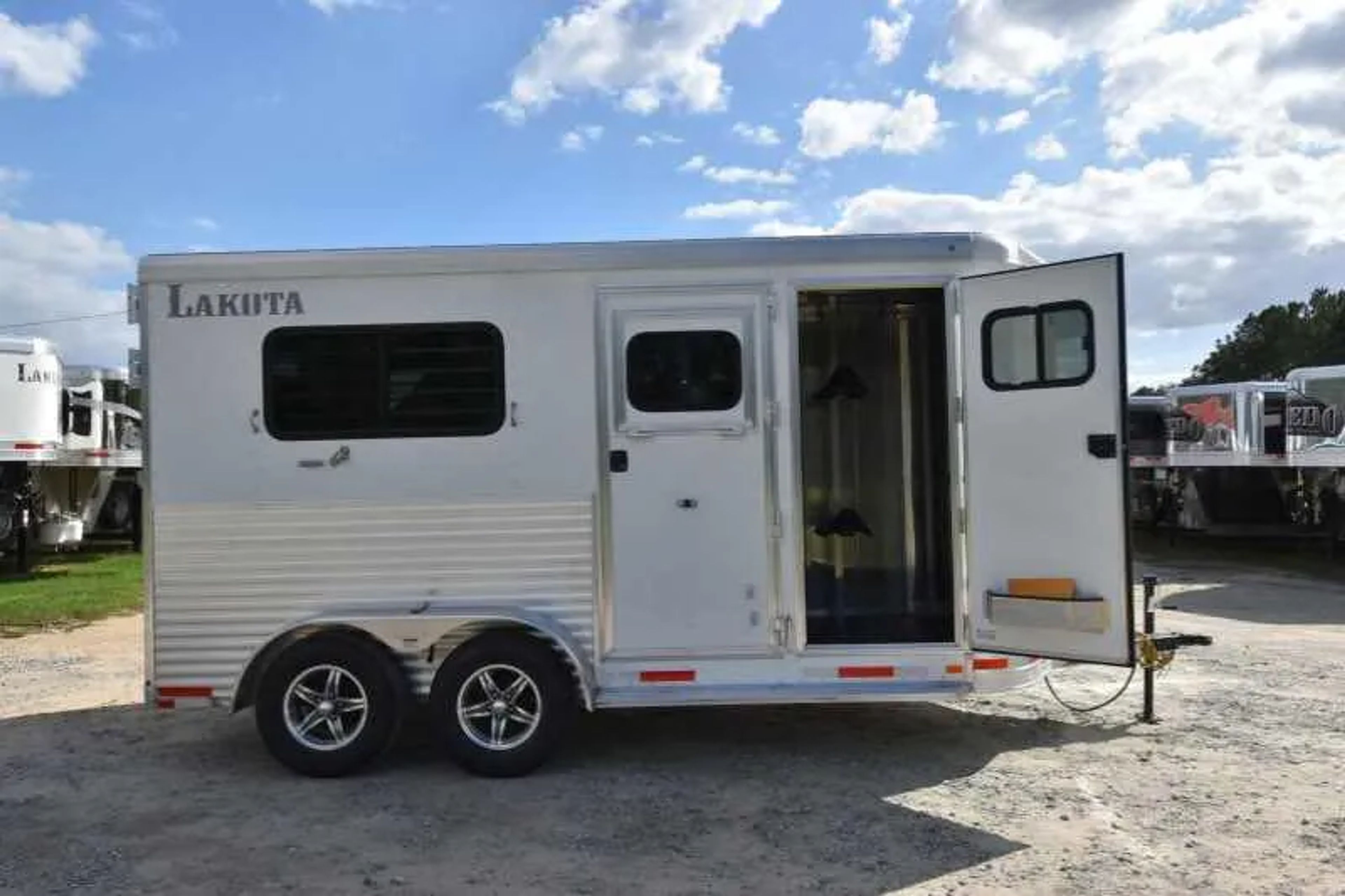 2018 Lakota 2HBPST 2 Horse Trailer — view 19