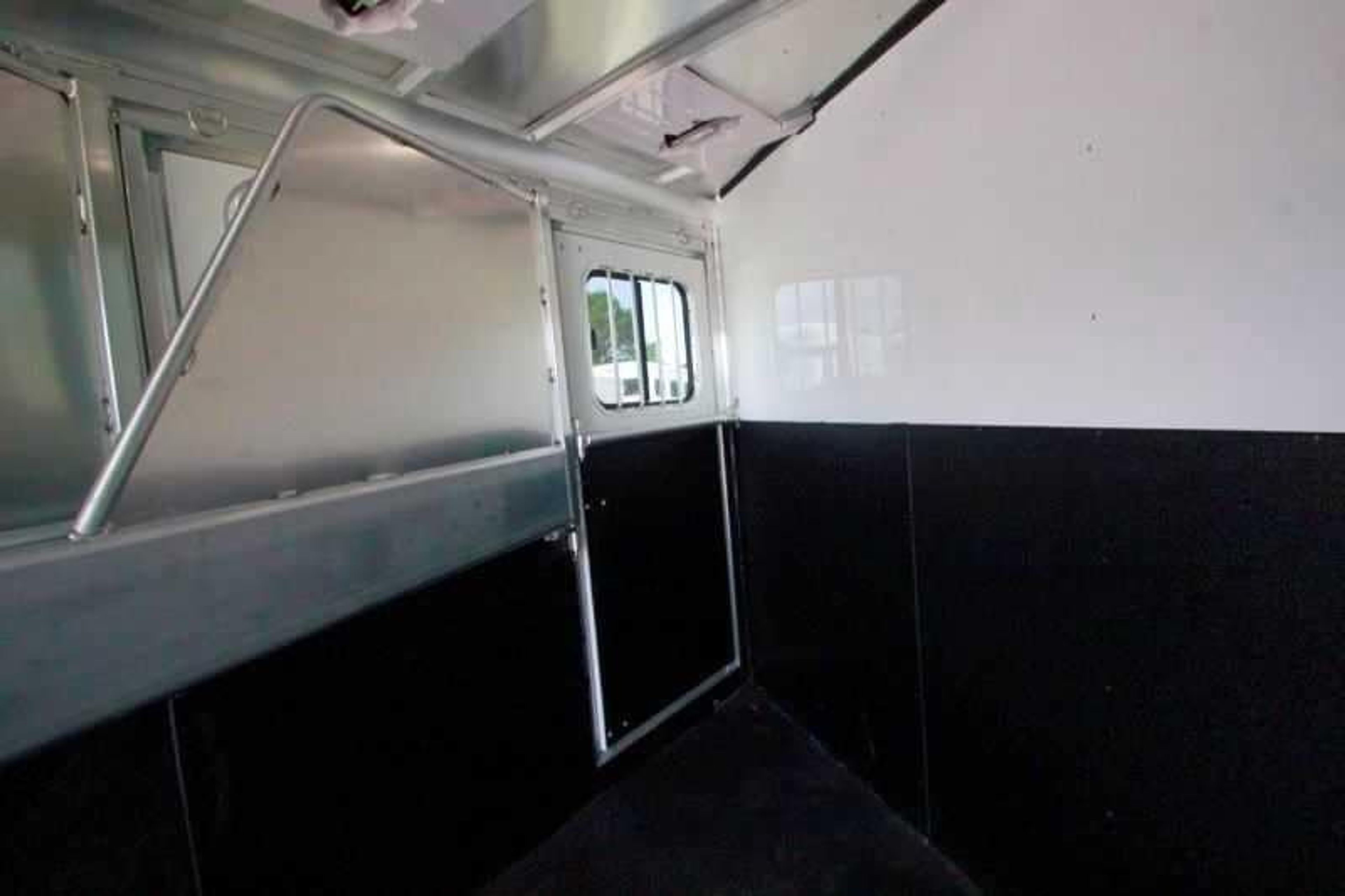 2016 Sundowner 3 Horse Gooseneck — view 10