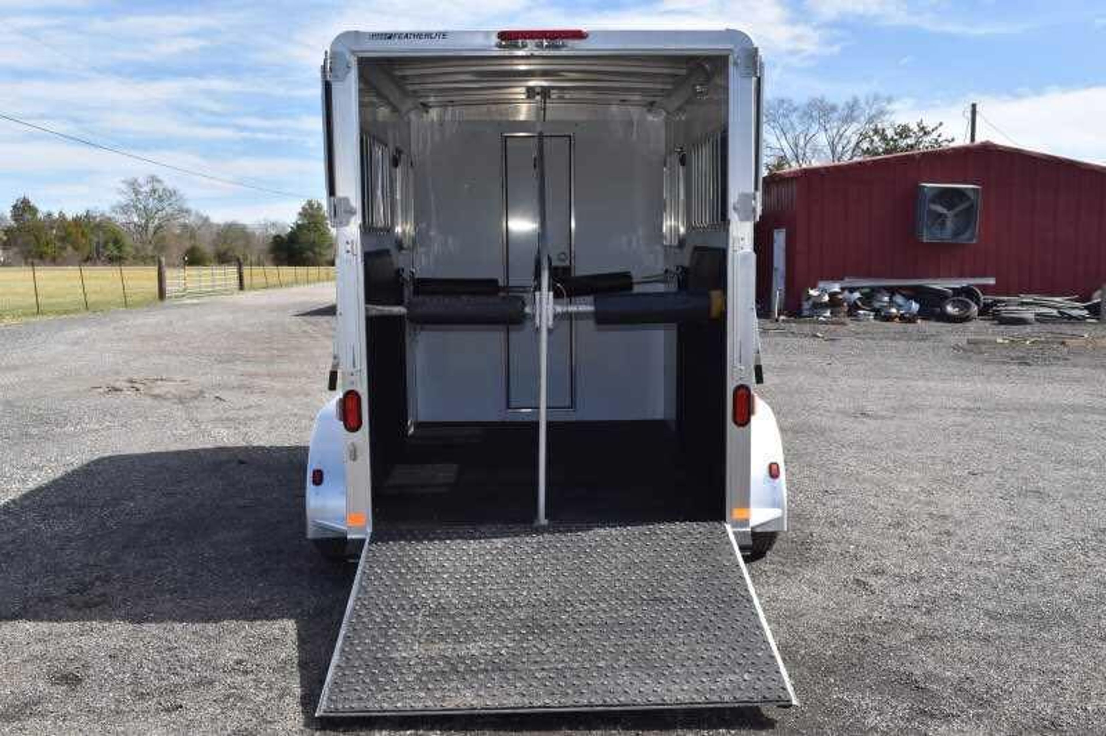 2005 Featherlite 2HST 2 Horse Trailer — view 2