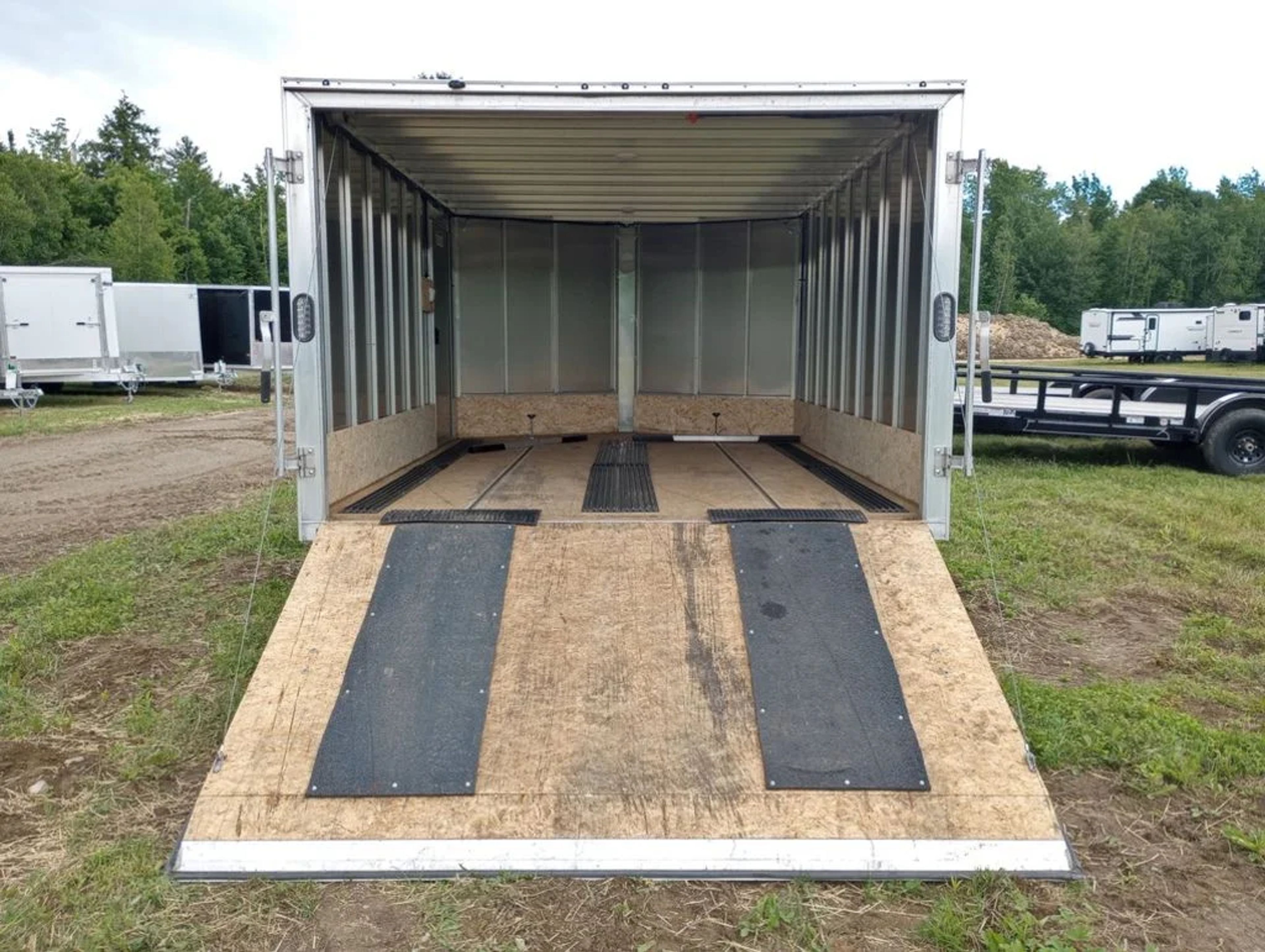 2022 Sno Pro Trailers 101×12 Aluminum Hybrid 2.0 w/Tapered Ramp, Mats & Guides — view 4