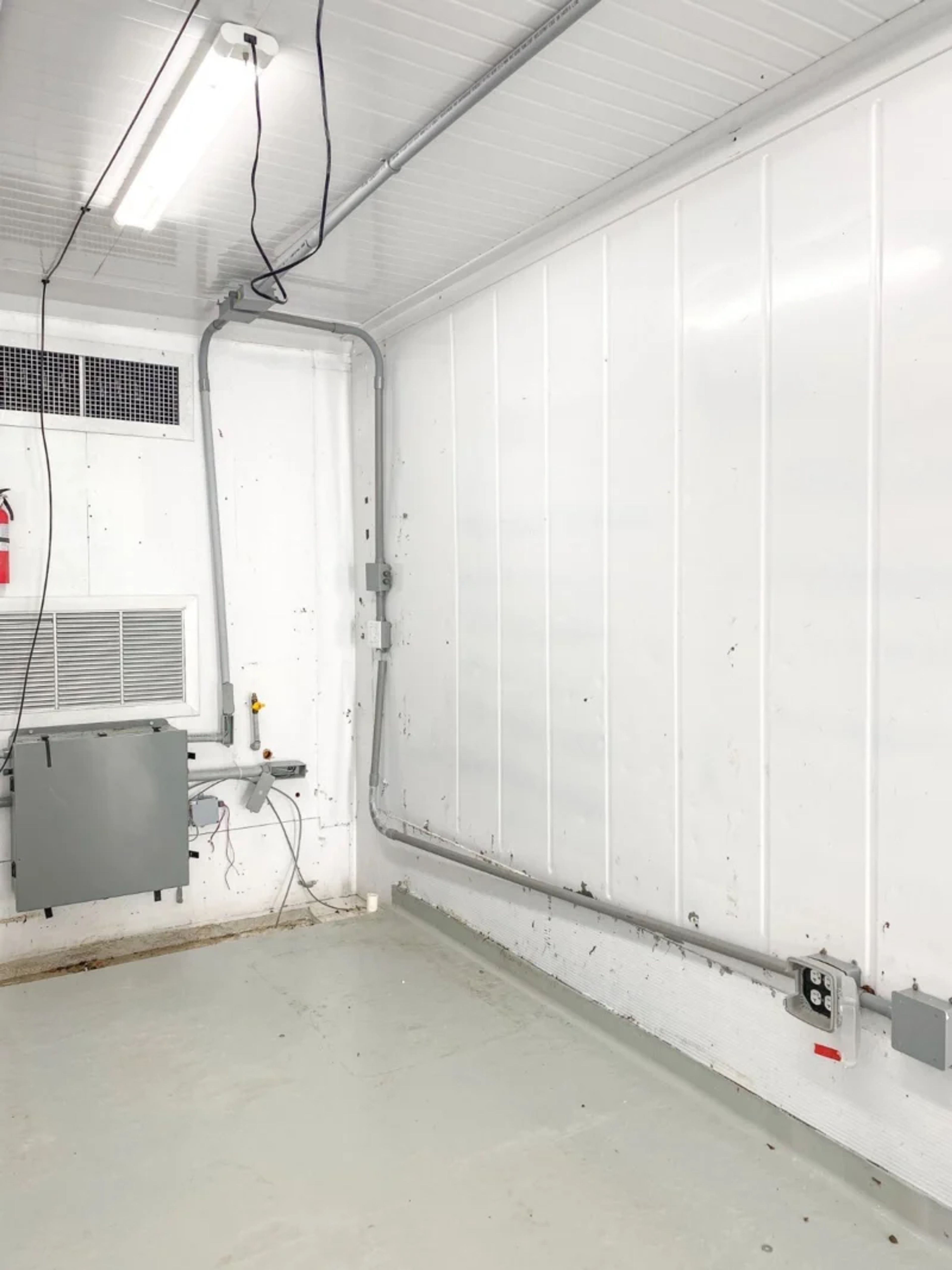 40 Foot High-Cube Insulated Shipping Container with 5 Ton Bard HVAC — view 5