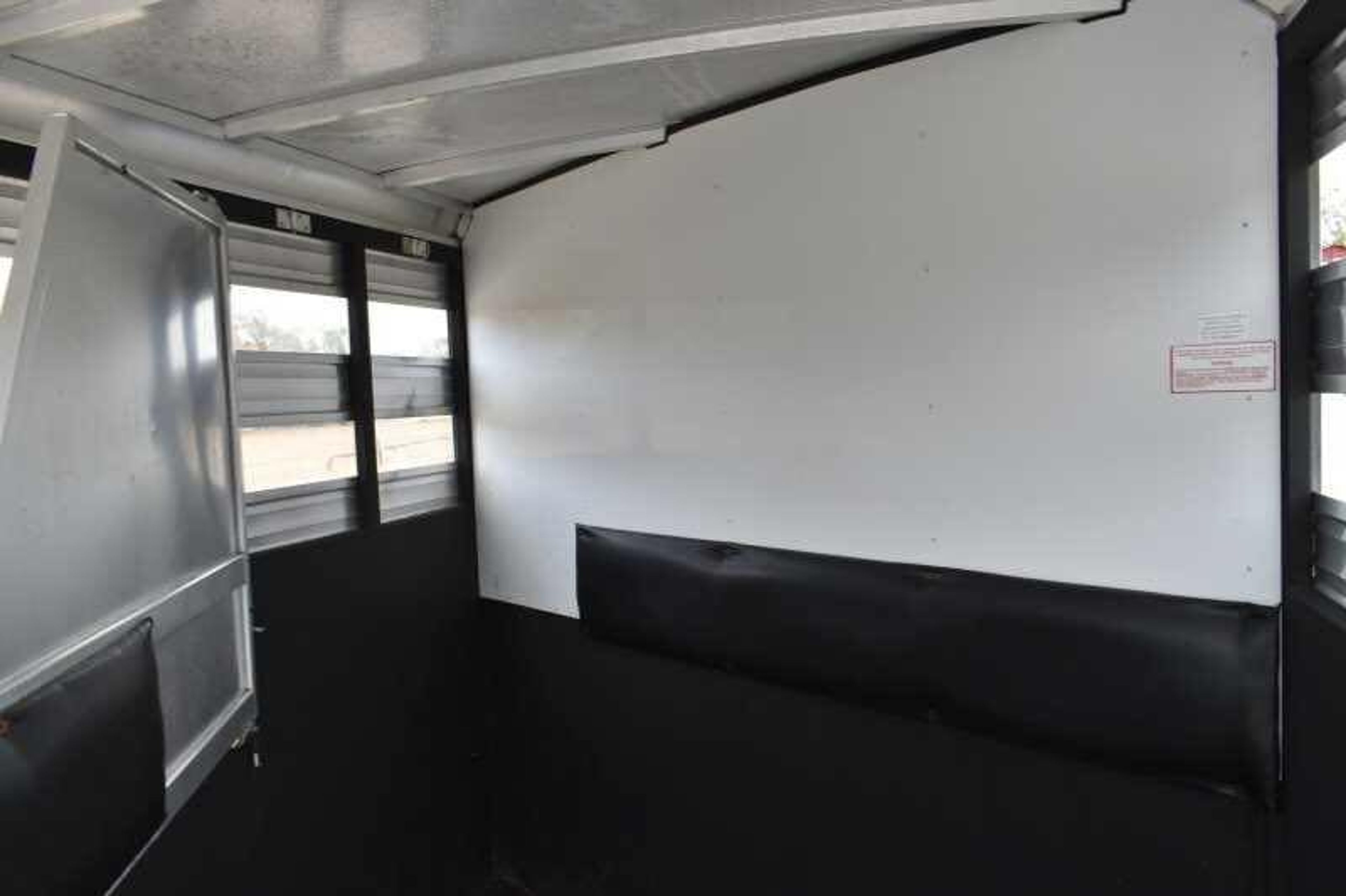 2005 Sundowner Sunlite 2 Horse Trailer — view 12