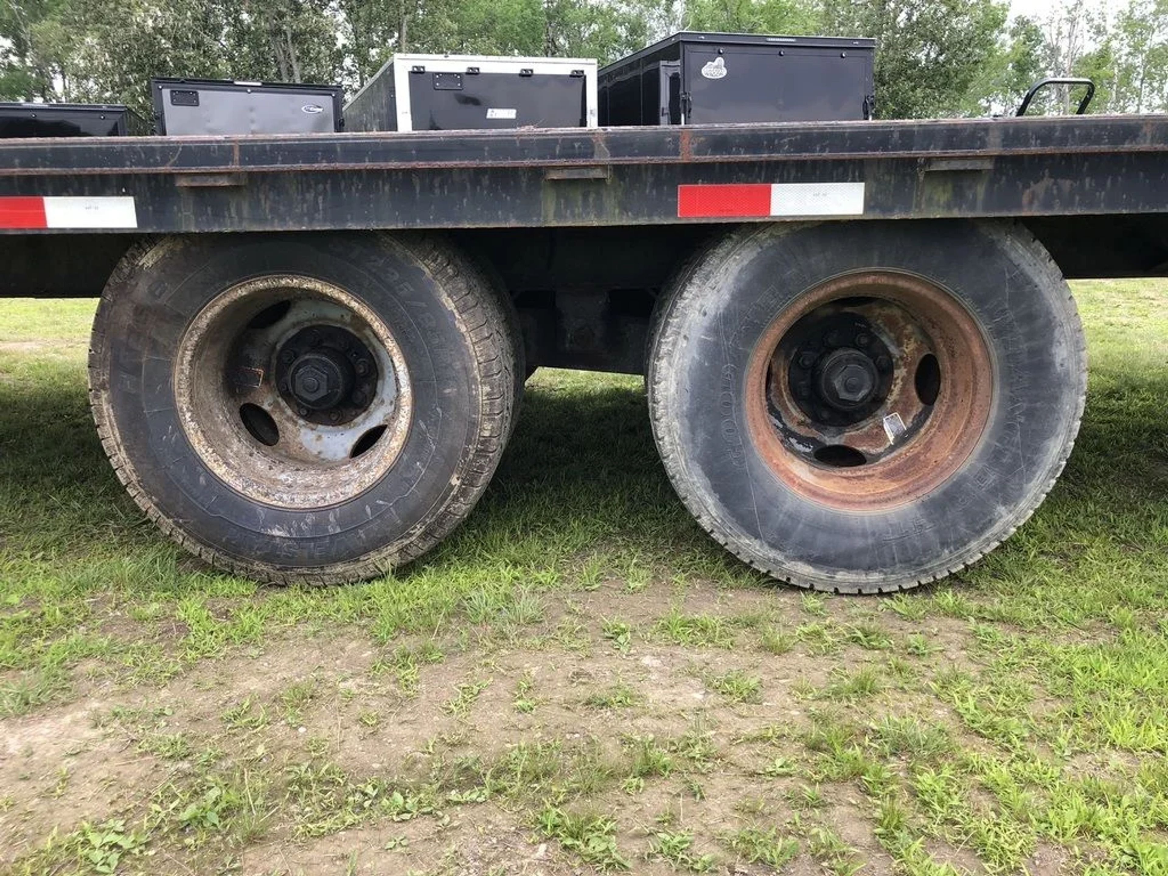 2002 Kaufman Trailers 101X40 Gooseneck Equipment Trailer w/Toolbox — view 4