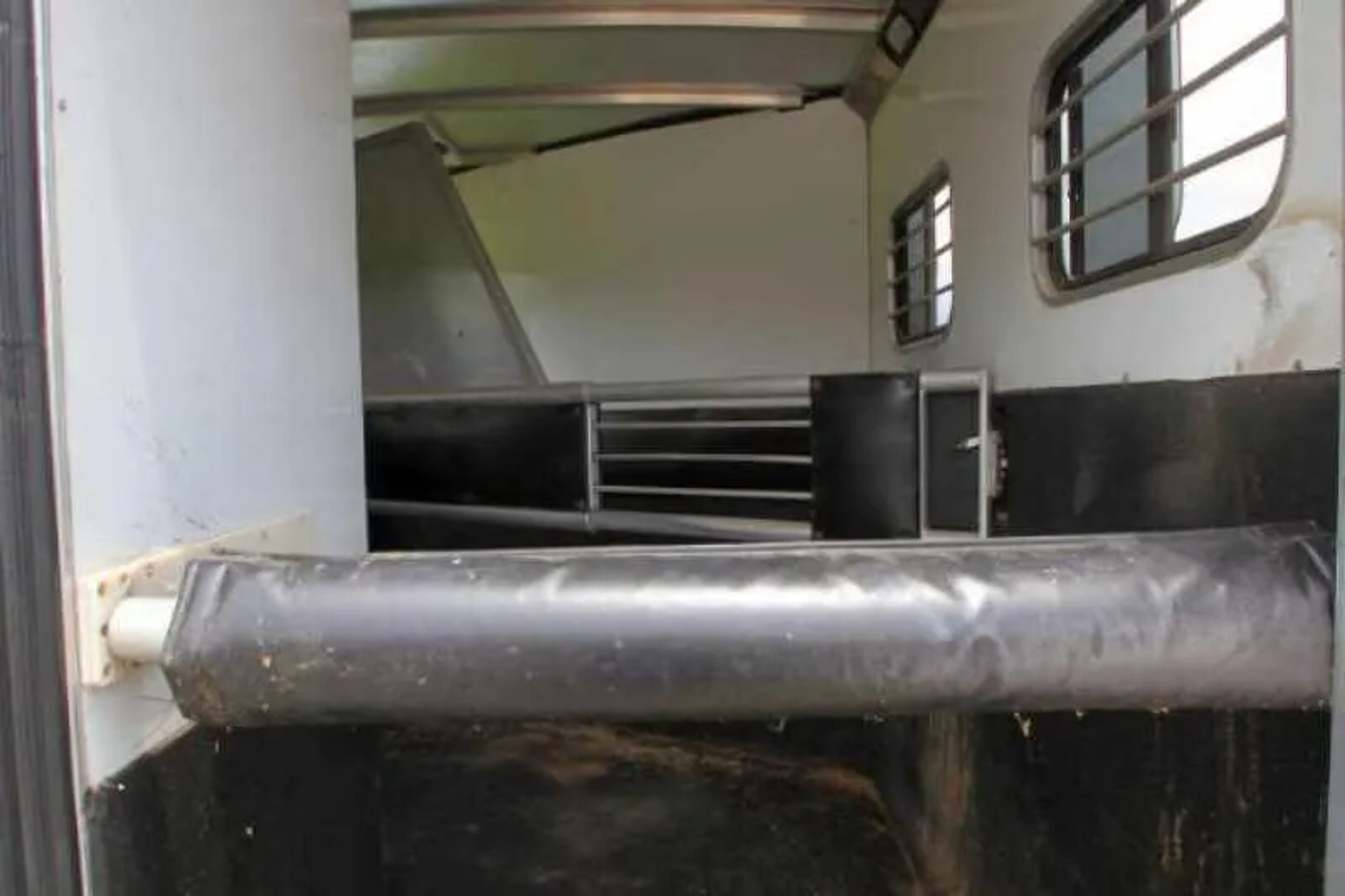 2003 Sundowner 2 Horse — view 9