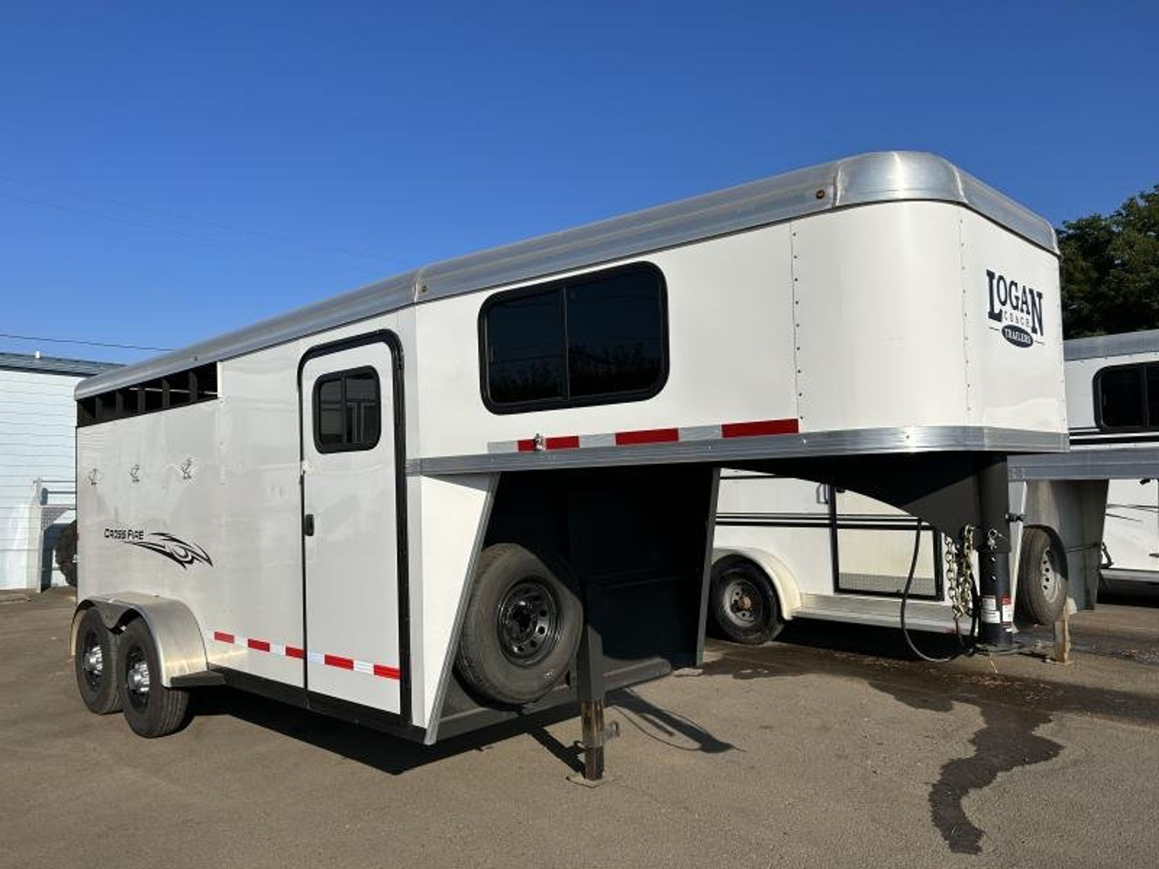 2022 Logan Coach Crossfire 3 Horse Gooseneck — view 2