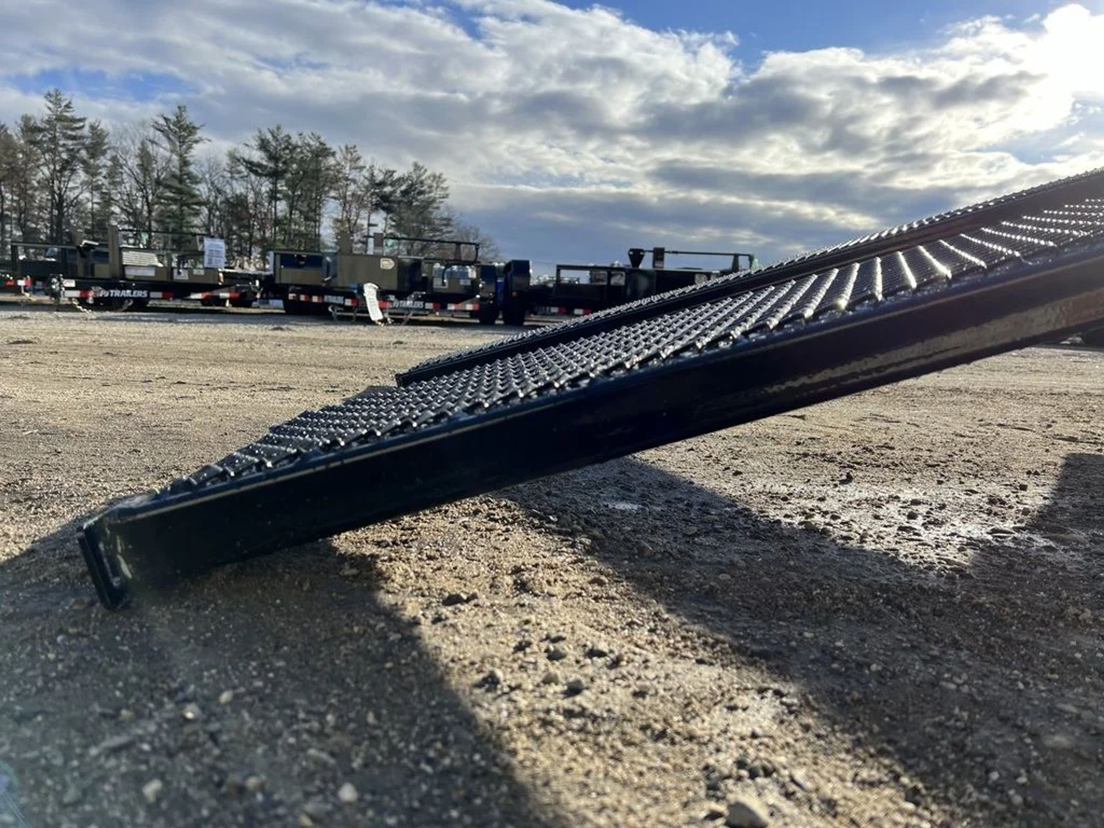 2024 Diamond C 8.5×22 7K Deckover Trailer w/Slide-In Ramps — view 8