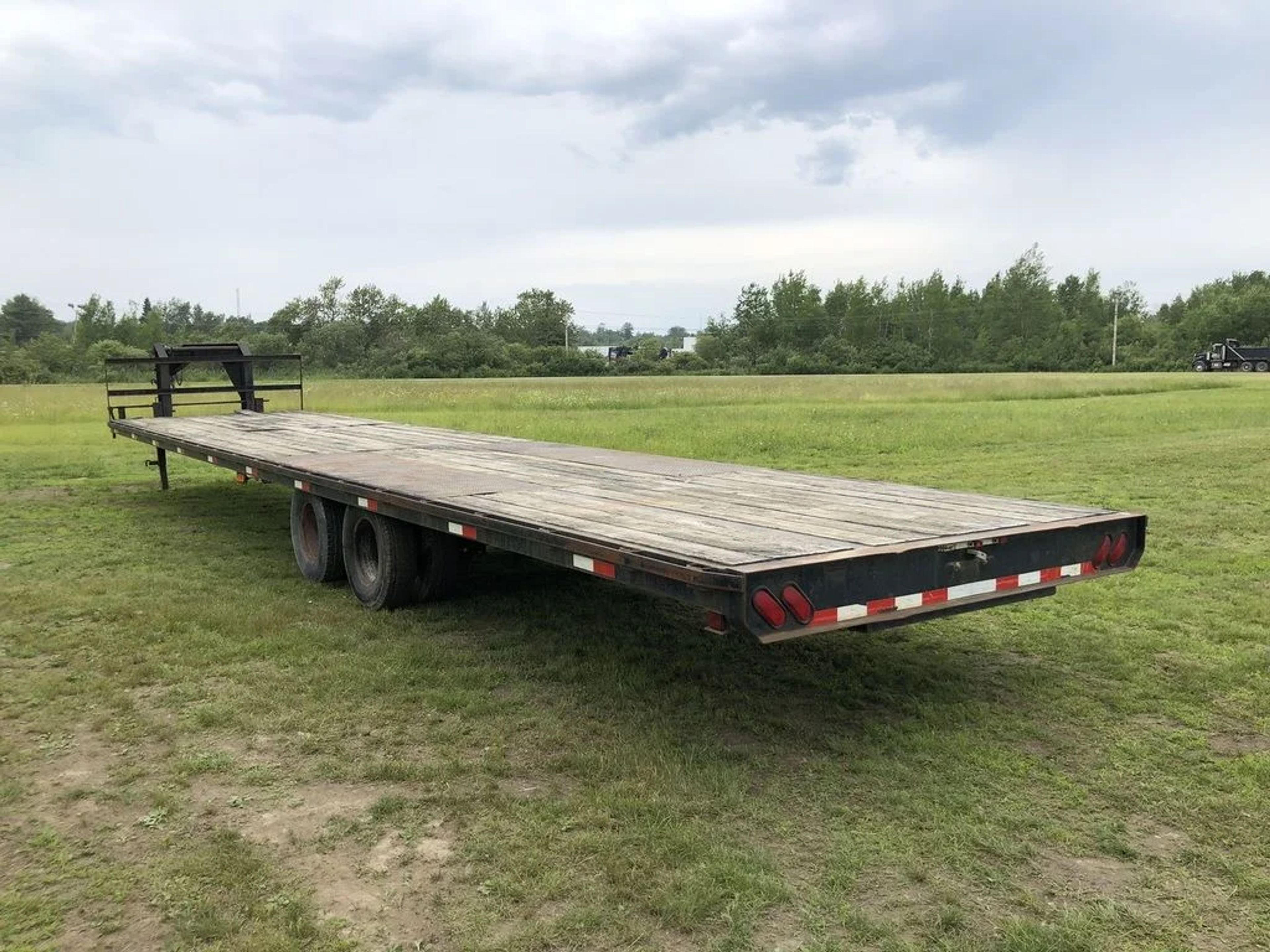 2002 Kaufman Trailers 101X40 Gooseneck Equipment Trailer w/Toolbox — view 3