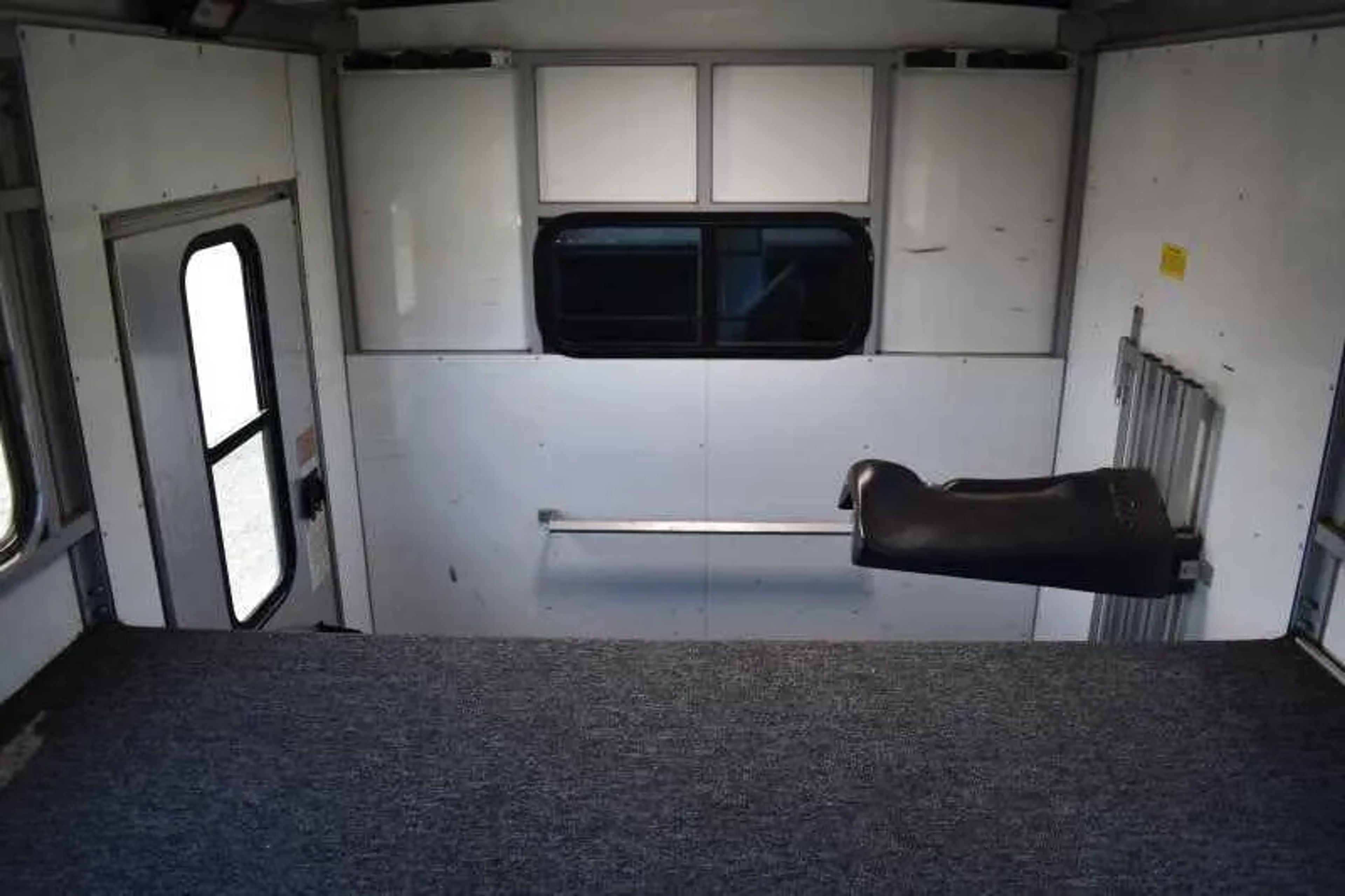 2000 Sundowner 7204GNST 2 Horse Trailer — view 6