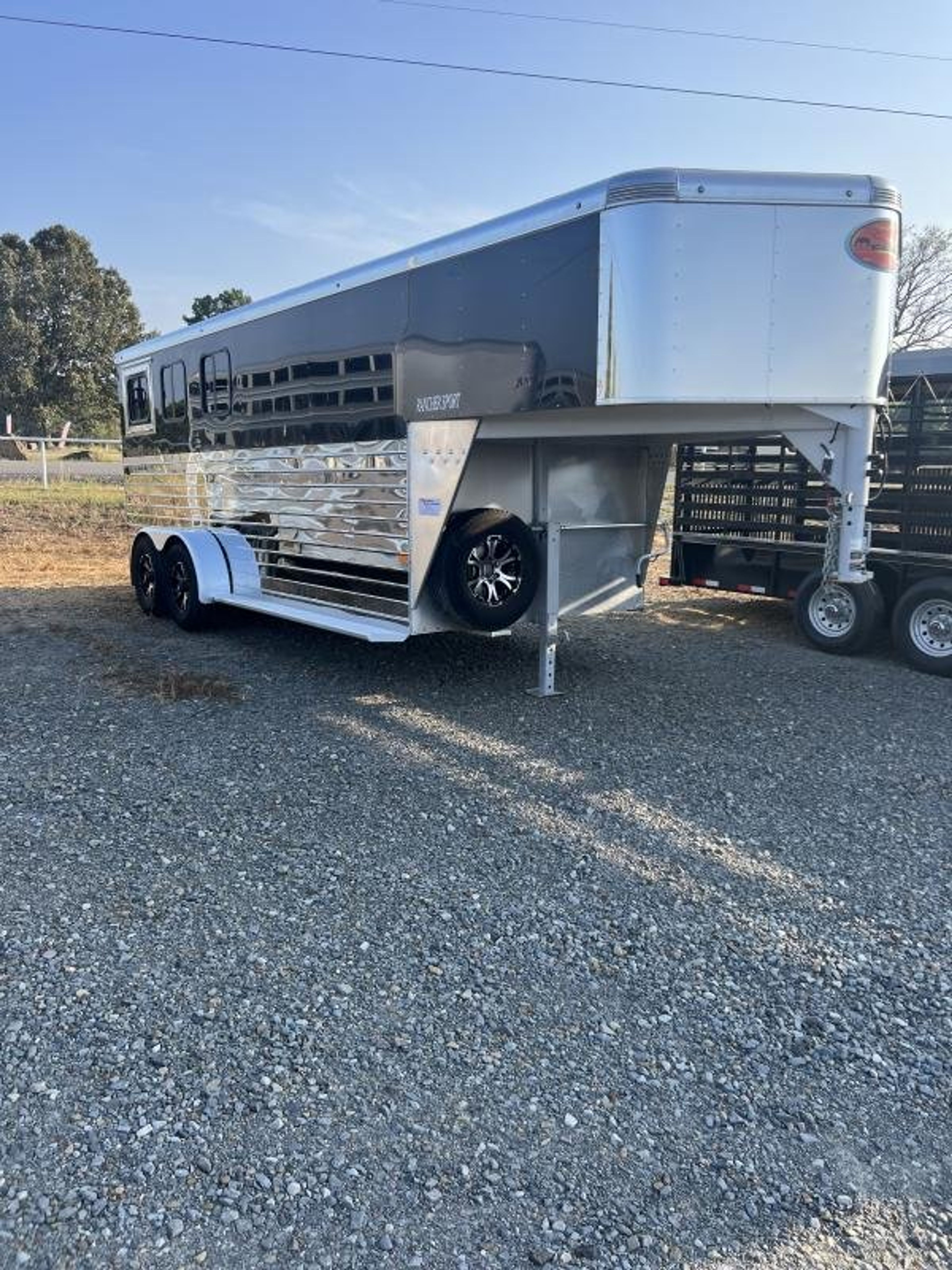 2022 Sundowner 3 Horse Slant GN Trailer — view 4