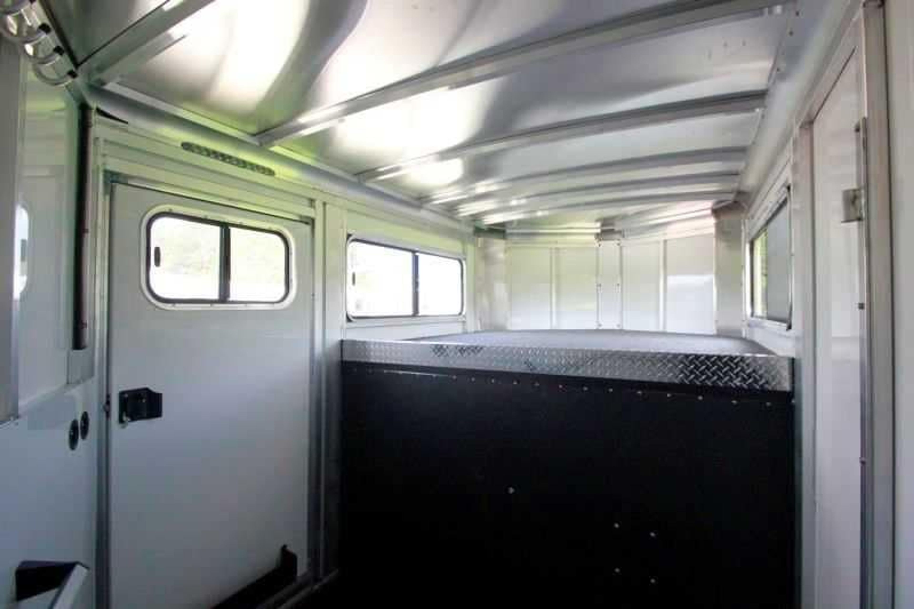 2016 Sundowner 3 Horse Gooseneck — view 7