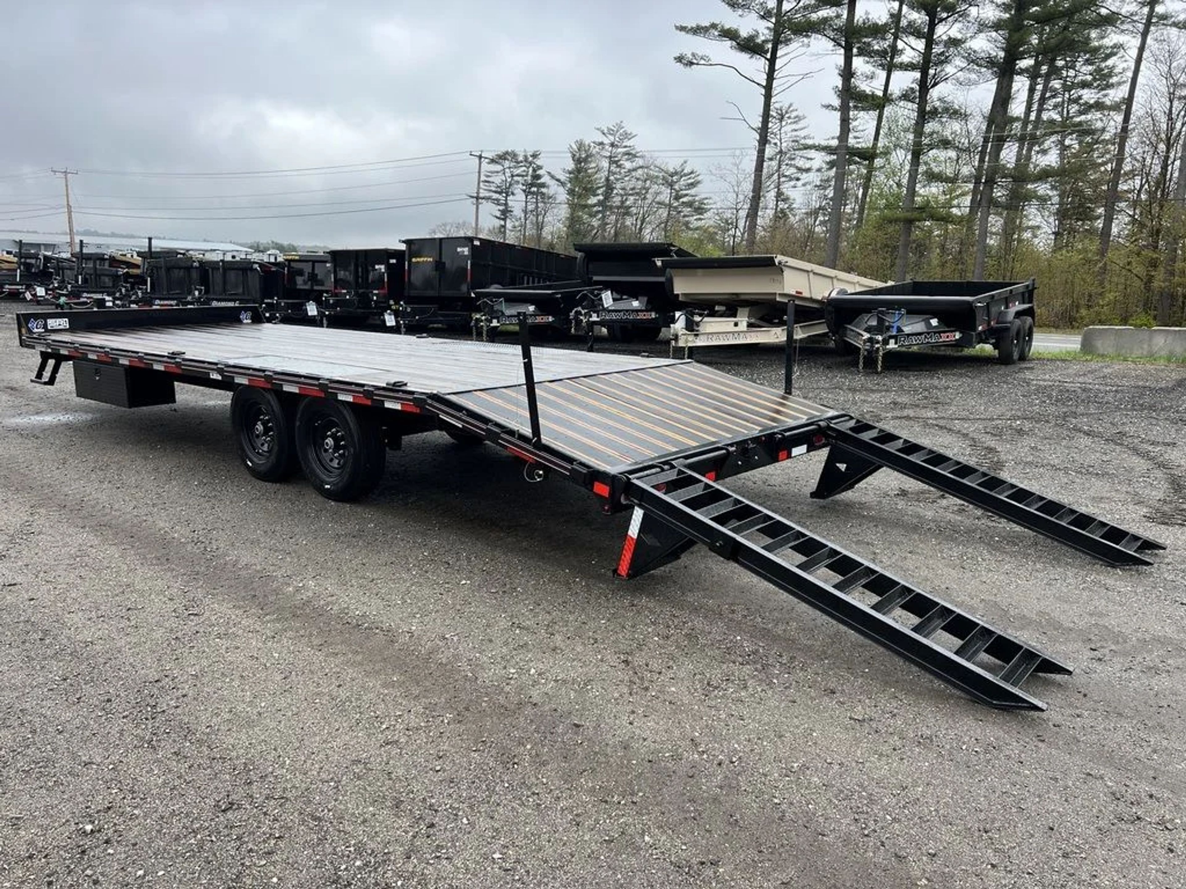 2024 Diamond Deckover Equipment Trailer — view 3