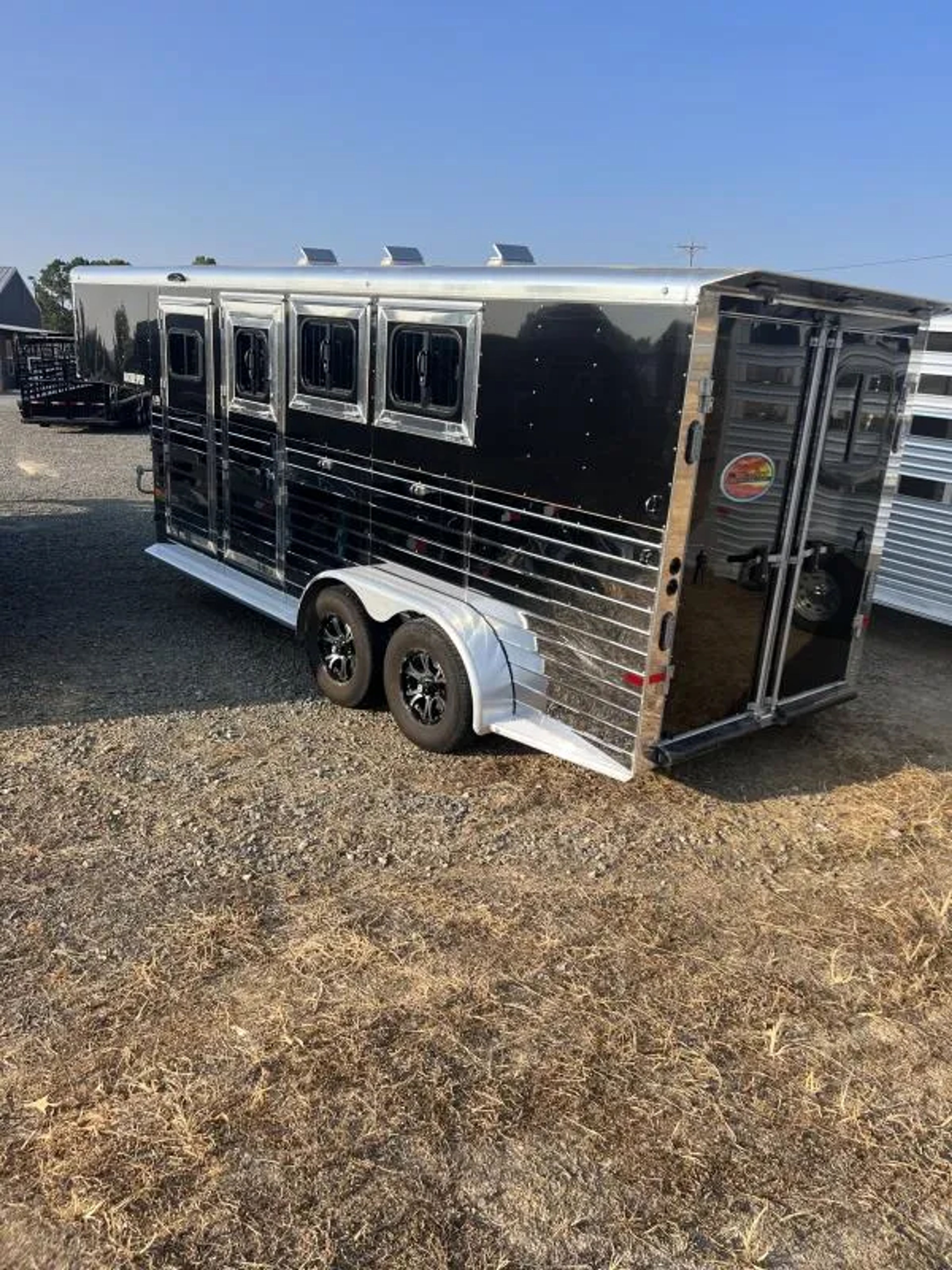 2022 Sundowner 3 Horse Slant GN Trailer — view 6