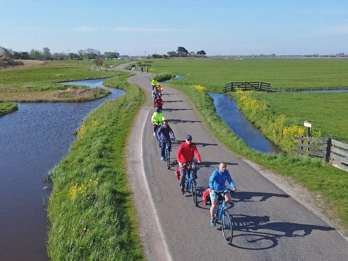 Cyclists in Krommeniedijk