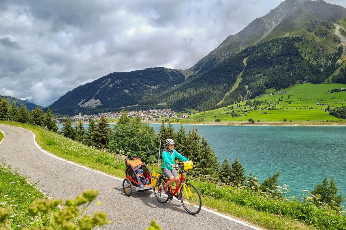Family cycling Lakes of Italy