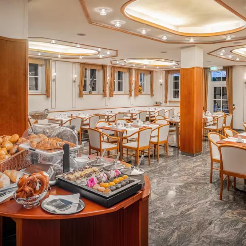 Hotel Atrium Dining