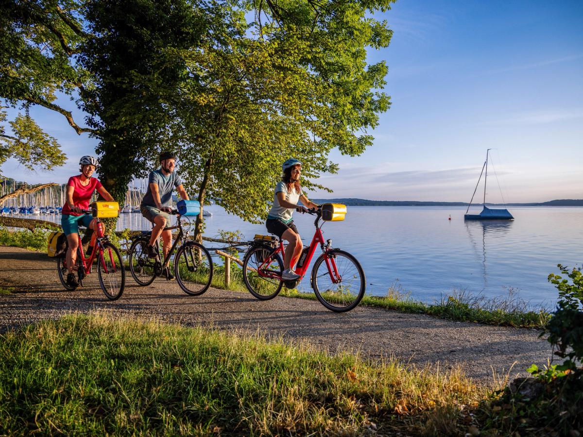 Cycling in a group by the Lake Starnberger