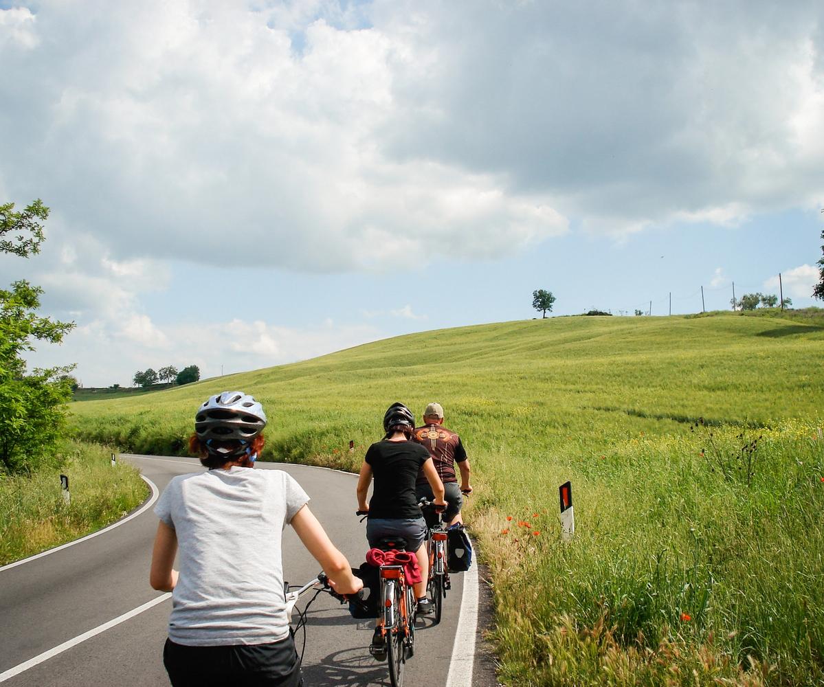Cycling through the fields of Tuscany