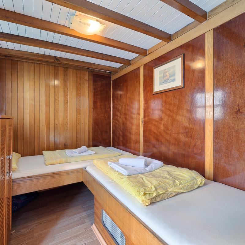 Linda bedroom