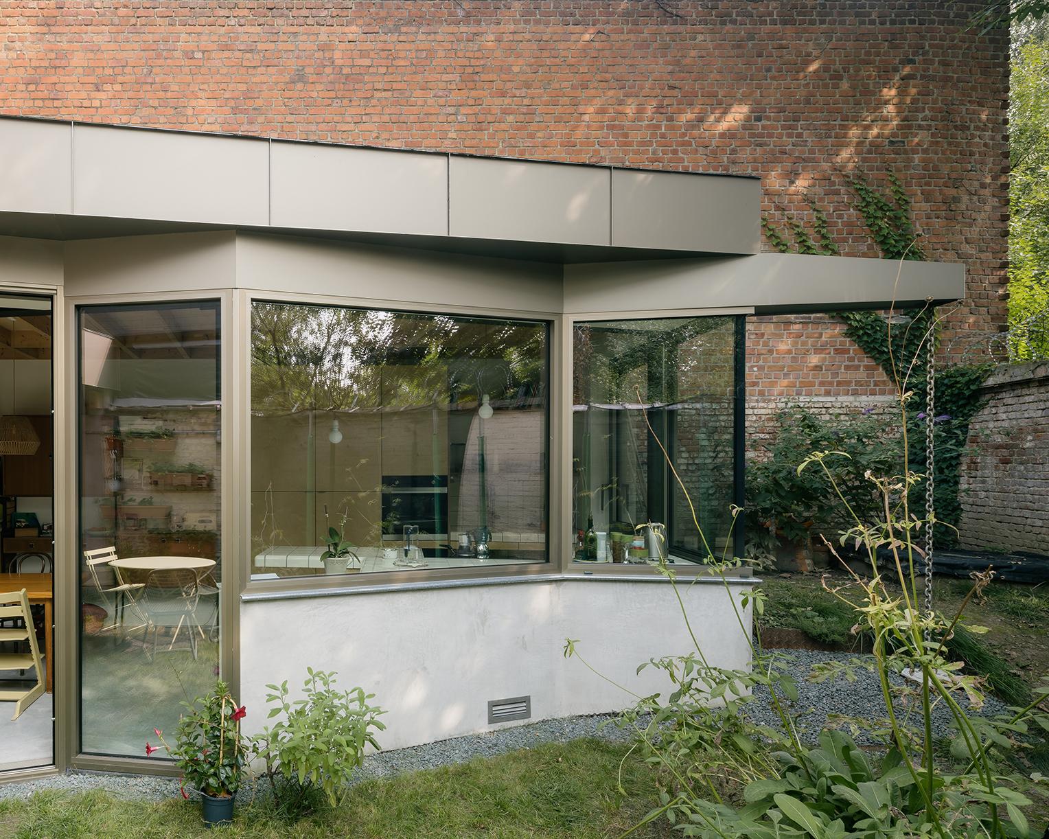 Straight-on view of the garden extension and its broad glazing