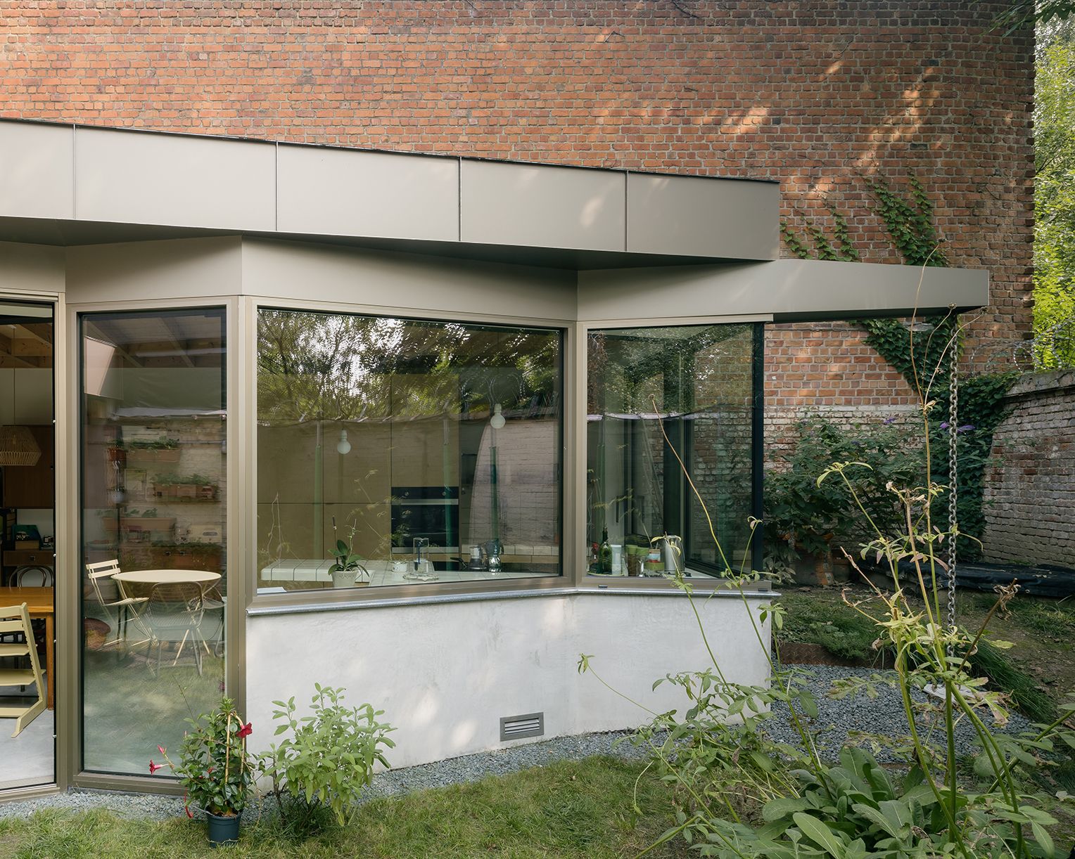 Straight-on view of the garden extension and its broad glazing