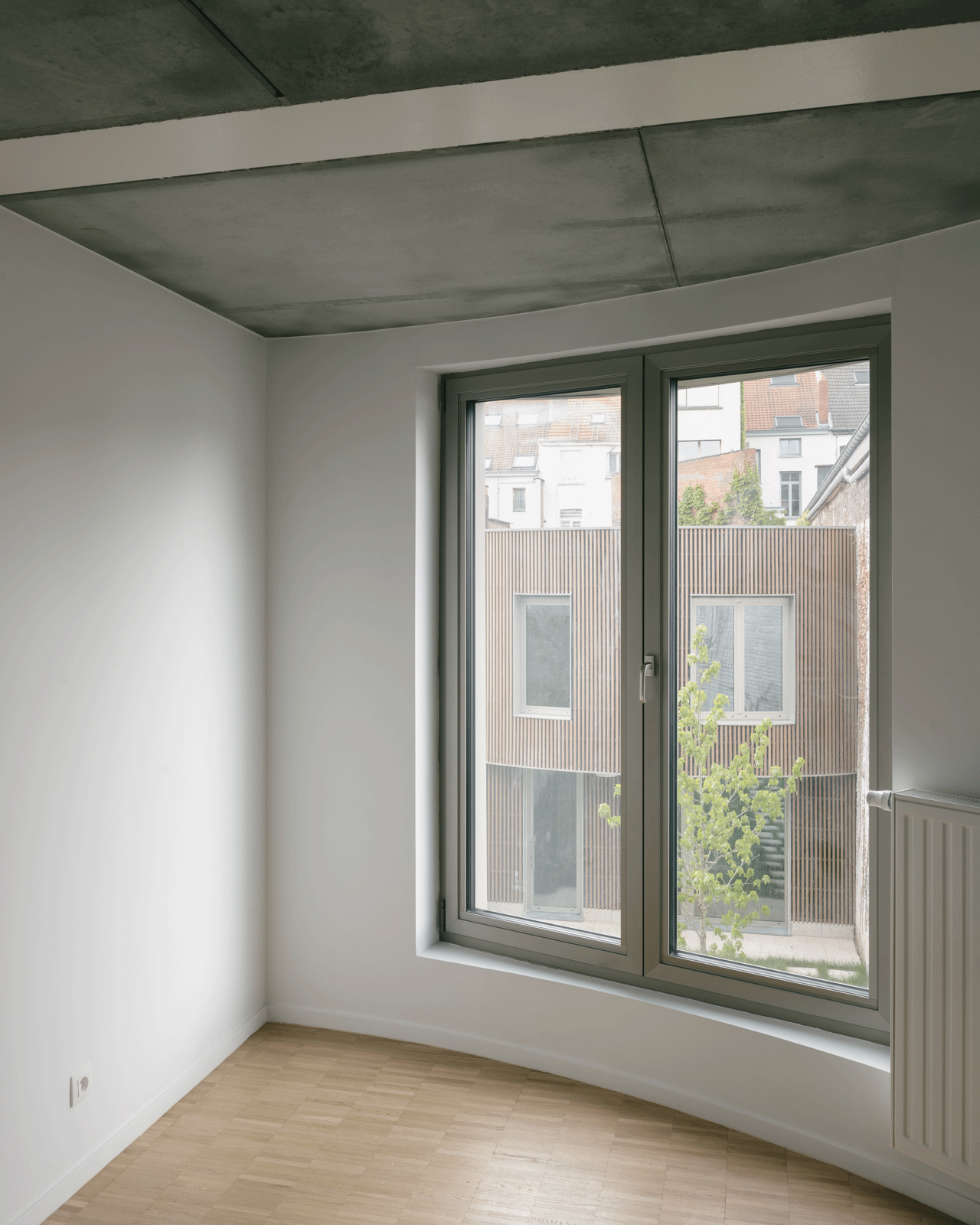 Bedroom with a corner window facing the garden façade