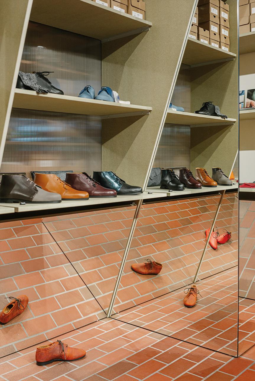 Mirrored corner multiplying the angled shoe displays
