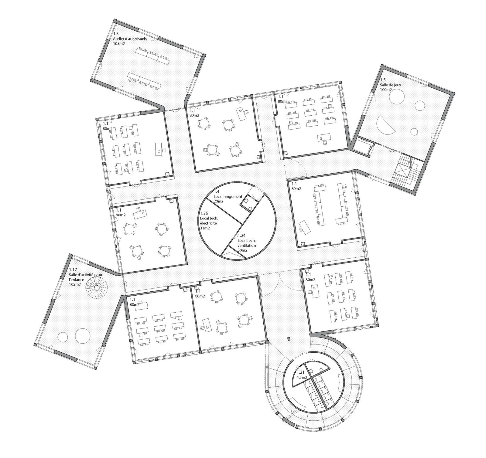 Upper-floor plan with rooms arranged around a circular stair