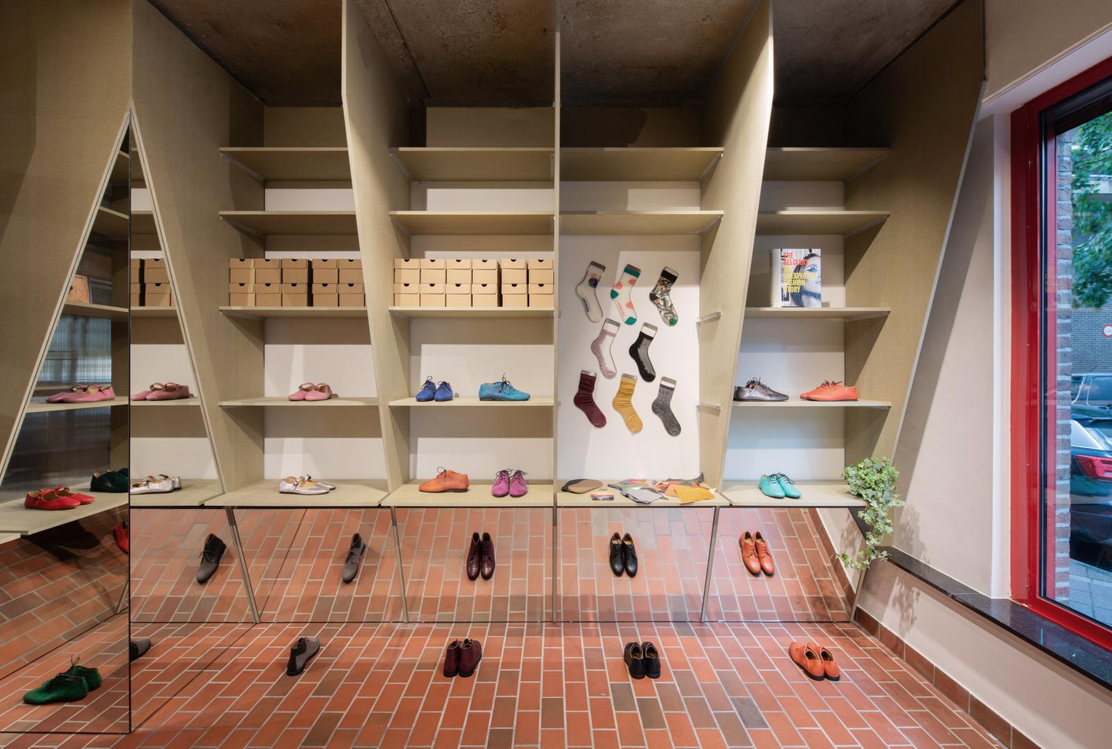 Lateral wall of modular shelving with shoes arranged at varying heights