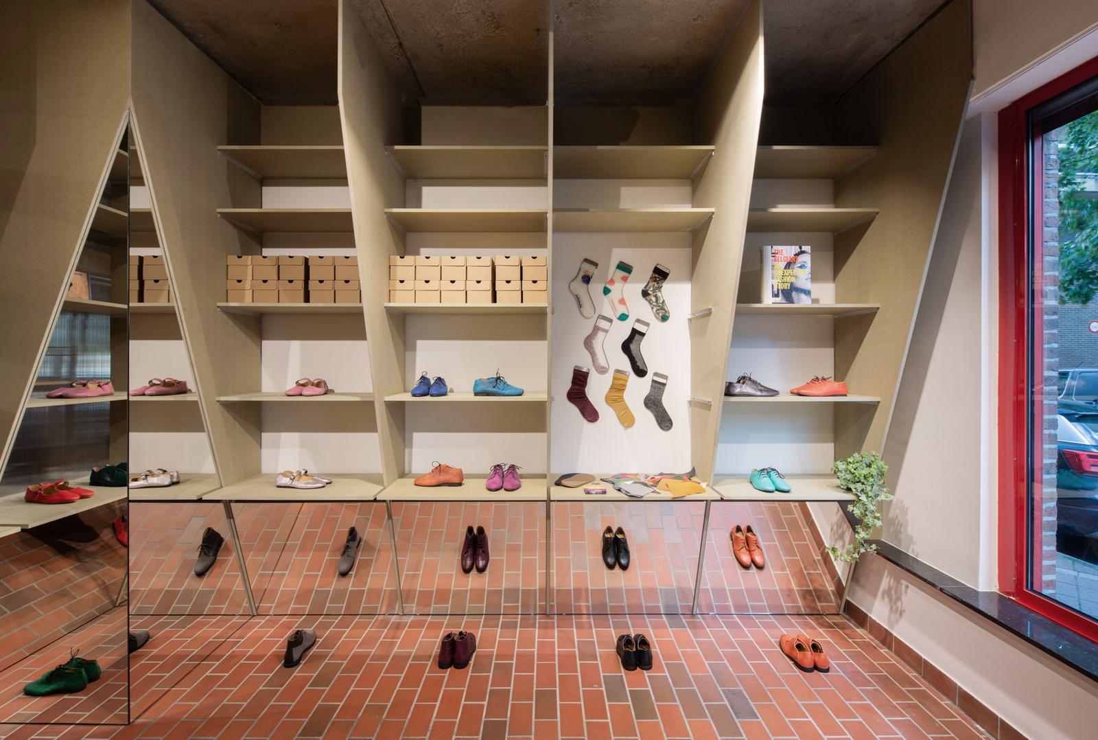 Lateral wall of modular shelving with shoes arranged at varying heights