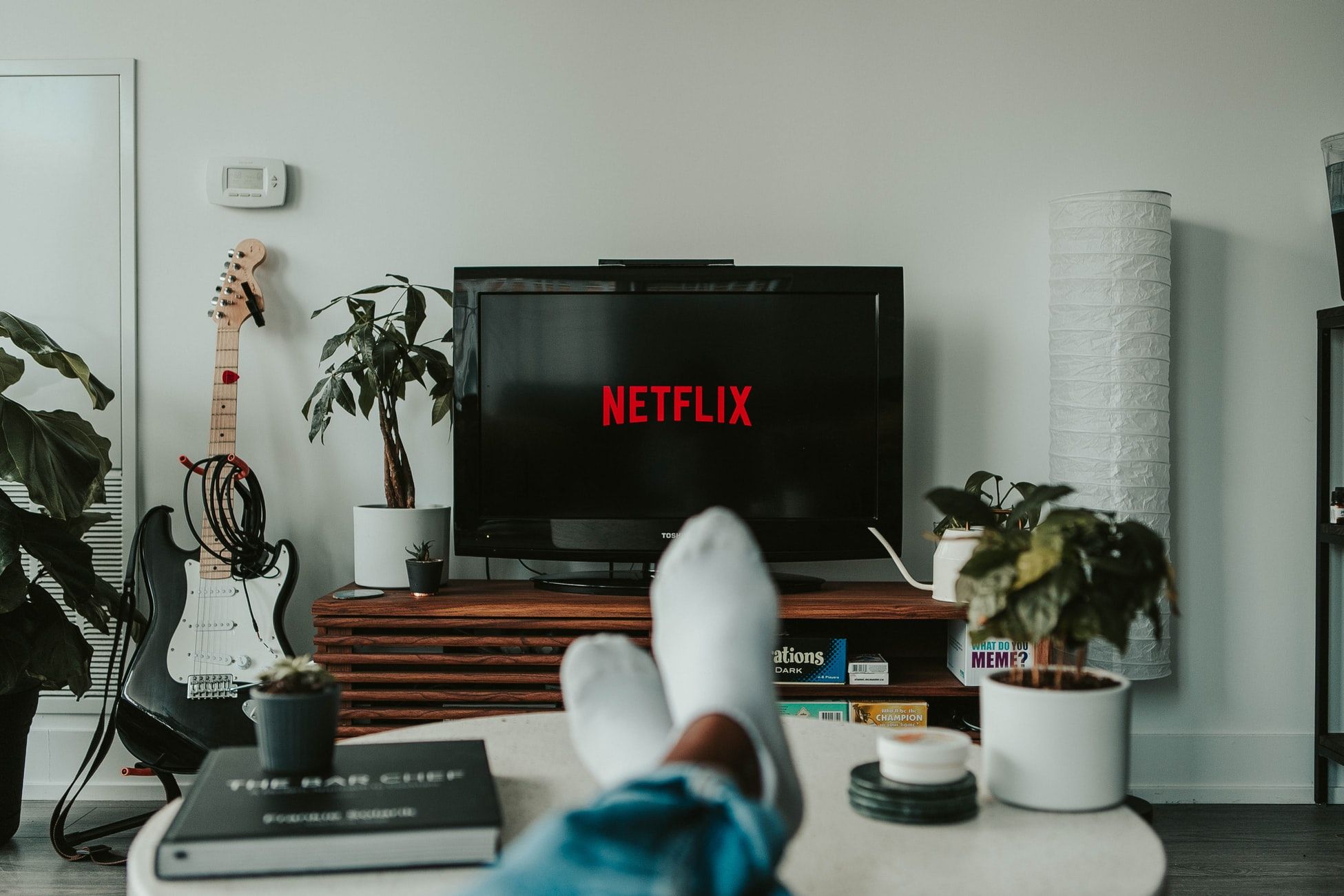 Discover how to learn Spanish by watching TV shows. Practical tips for using Spanish subtitles, improving listening skills and building vocabulary with films and series.