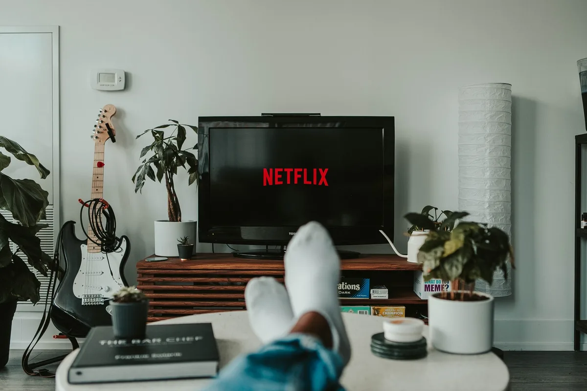 Discover how to learn Spanish by watching TV shows. Practical tips for using Spanish subtitles, improving listening skills and building vocabulary with films and series.