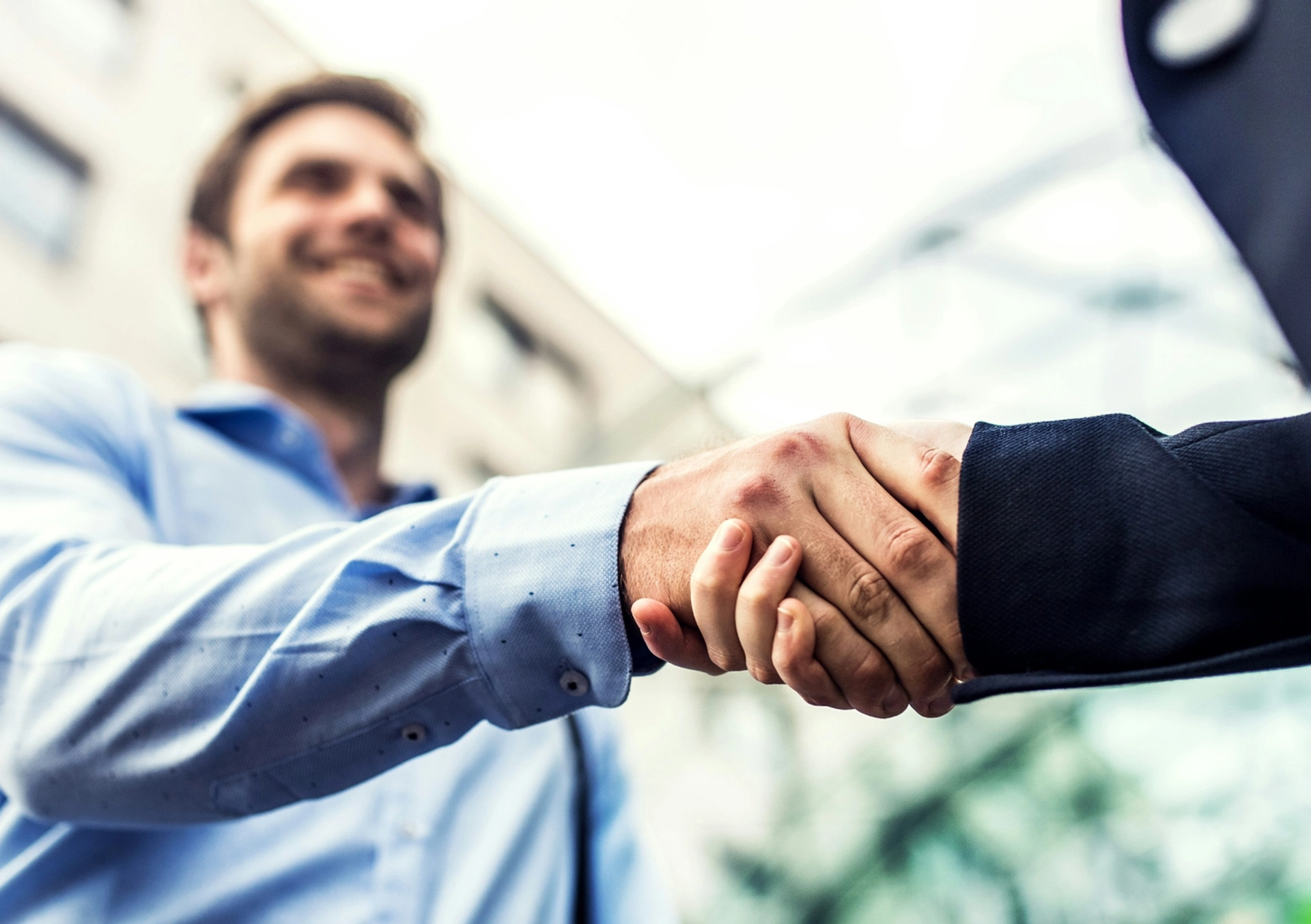 Two man in business outfit shaking hands