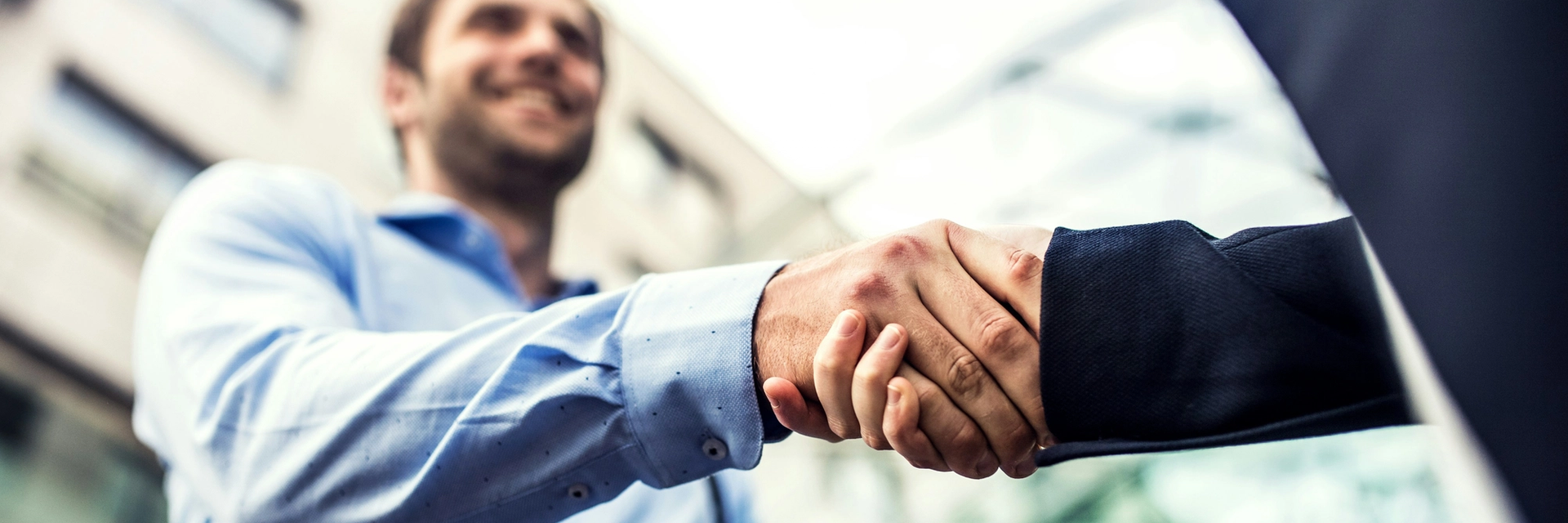 Two man in business outfit shaking hands