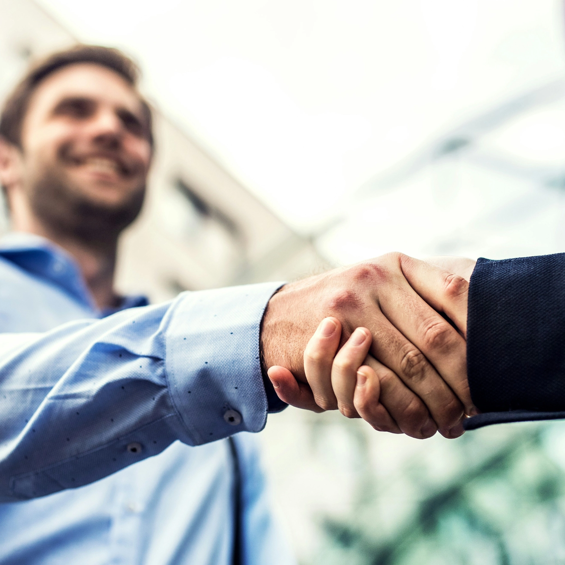 Two man in business outfit shaking hands