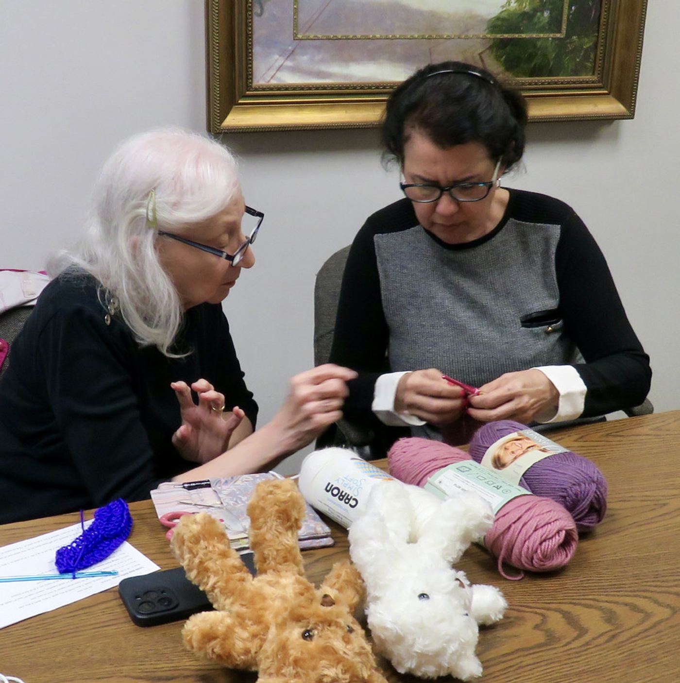 Lee Boyd teaching new crocheter Lilian Ramos
