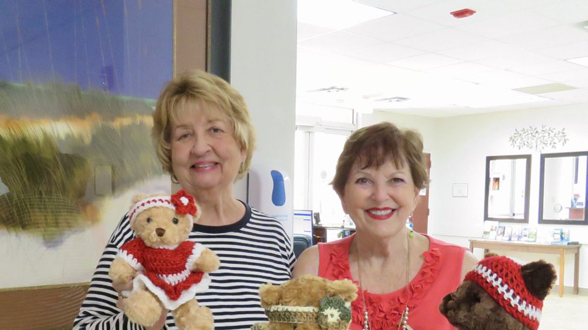 Diane Dever of the Lake Mary Senior Center with Crafty Corners Club member Linda Wainwright