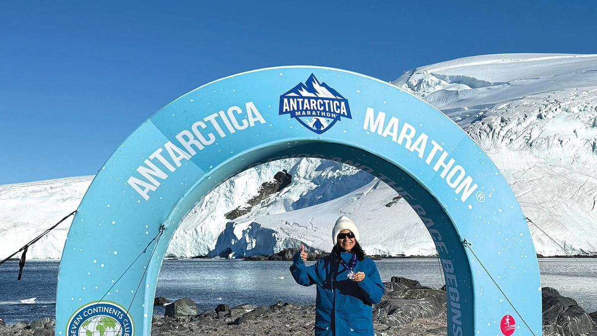 Betsy Cohen at the Antarctica Marathon arch
