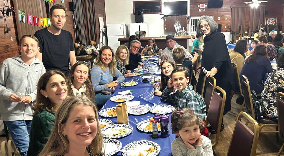 Families at a WOW Chavurah Shabbat dinner
