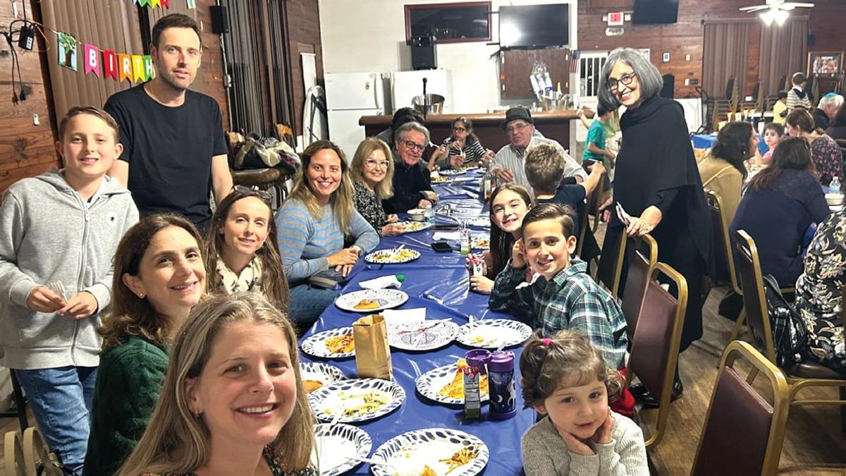 Families at a WOW Chavurah Shabbat dinner