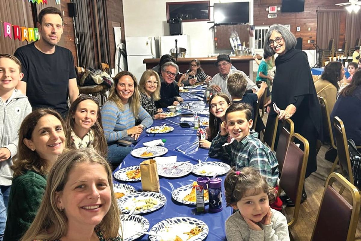 Families at a WOW Chavurah Shabbat dinner