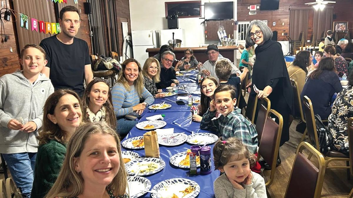 Families at a WOW Chavurah Shabbat dinner