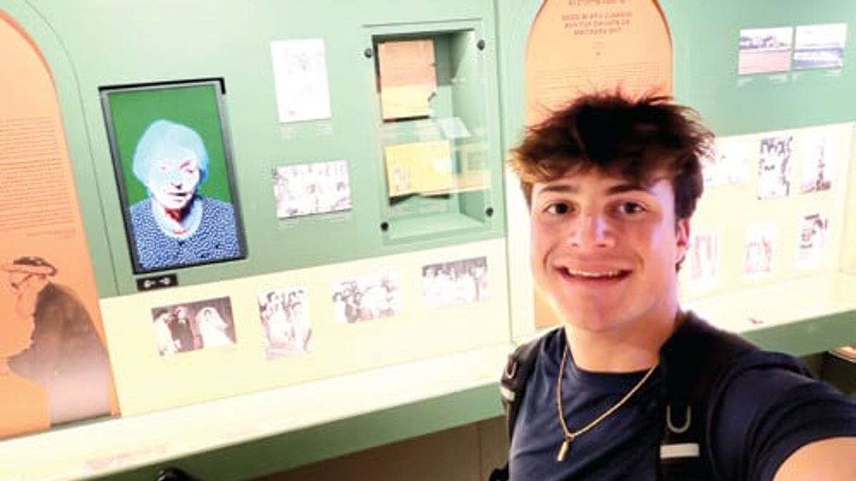 Benjy Gotlib at the Babylonian Jewry Heritage Center exhibit