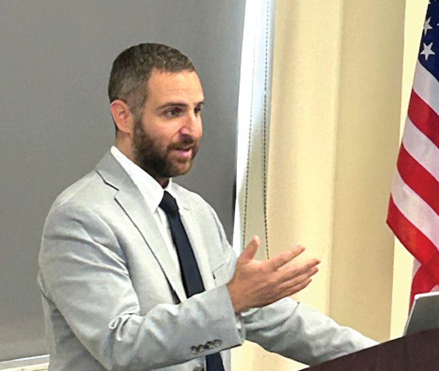 Harrison Shames speaking at a JNF-USA event