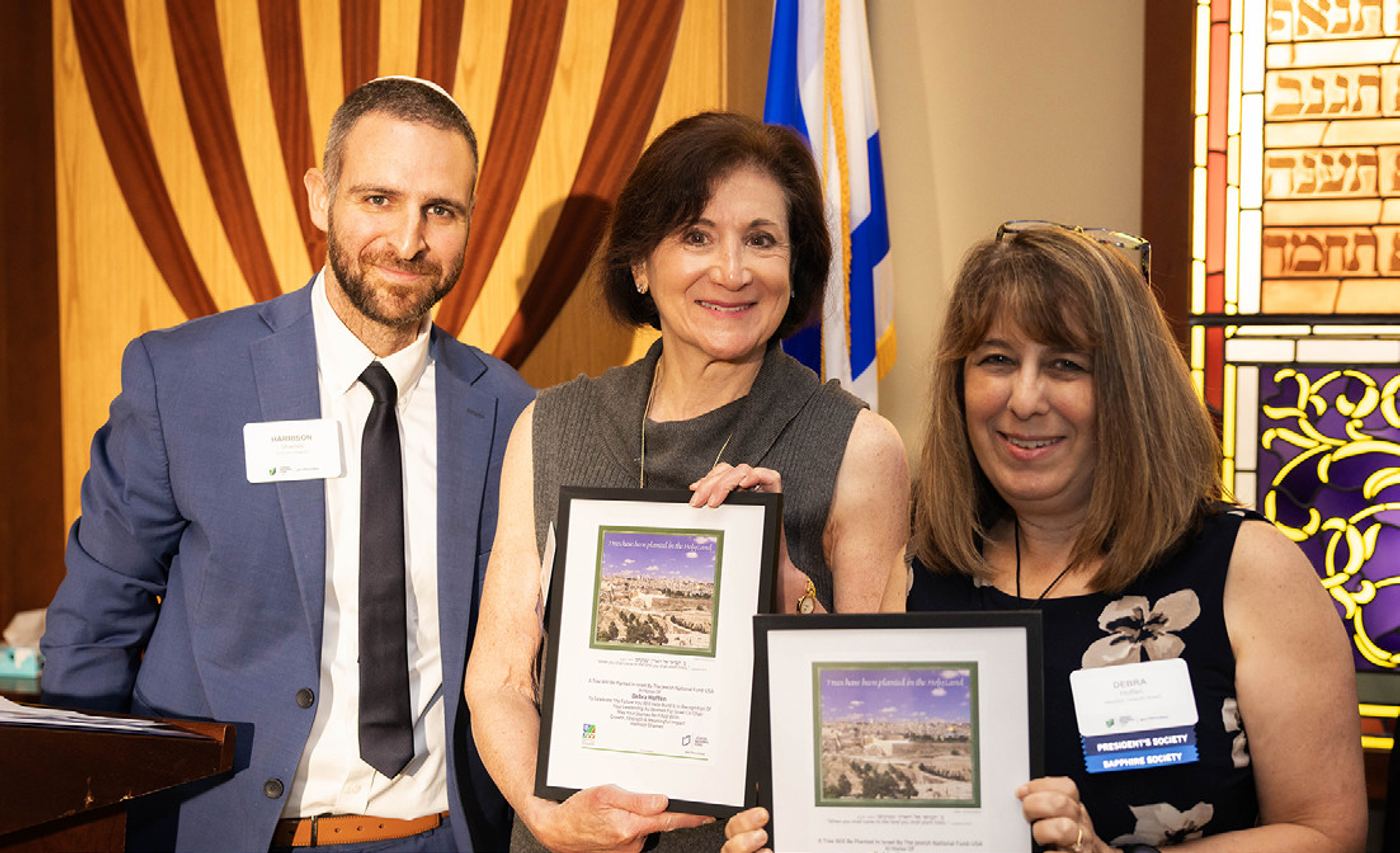 Harrison Shames presents Robin Katzman and Debra Hoffen with tree certificates to honor their new roles as co-chairs.