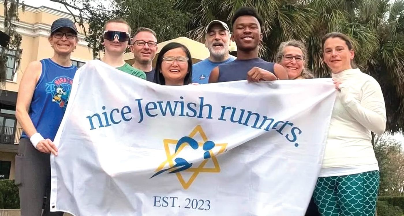 Nice Jewish Runners Orlando with their banner