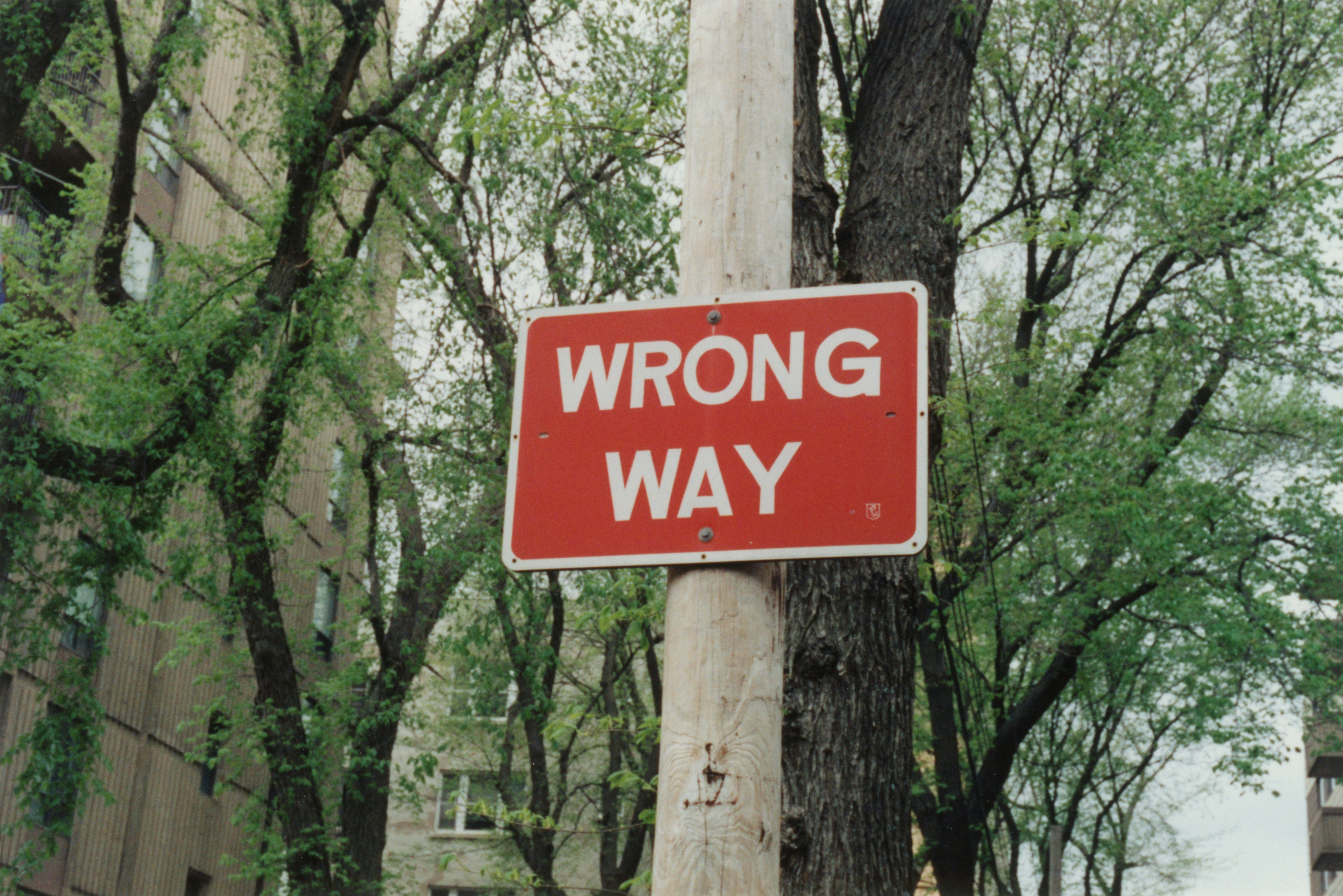 Wrong way sign to symbolize an unsuccessful ETF